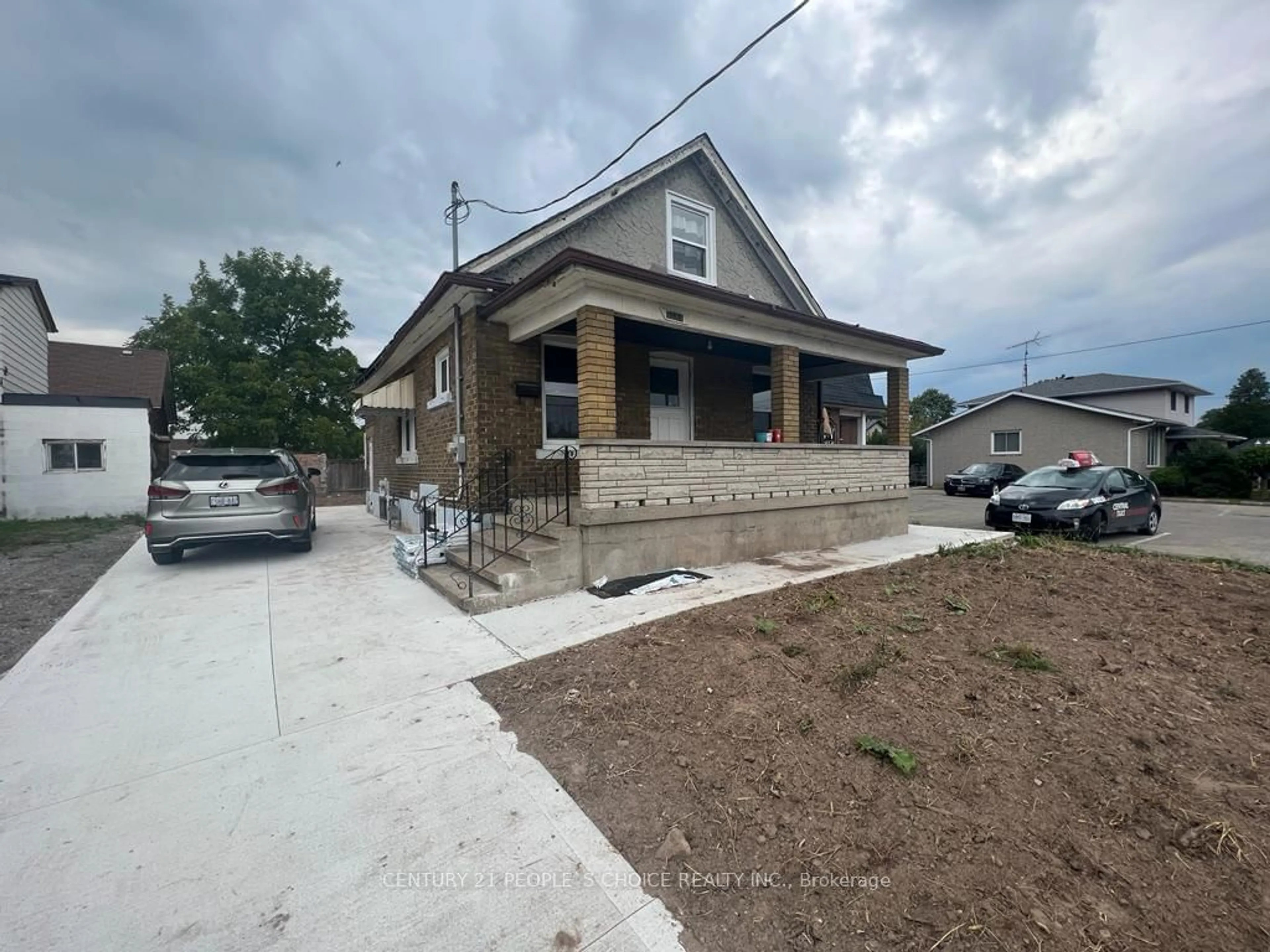 Outside view for 5589 Portage Rd, Niagara Falls Ontario L2G 5Y2