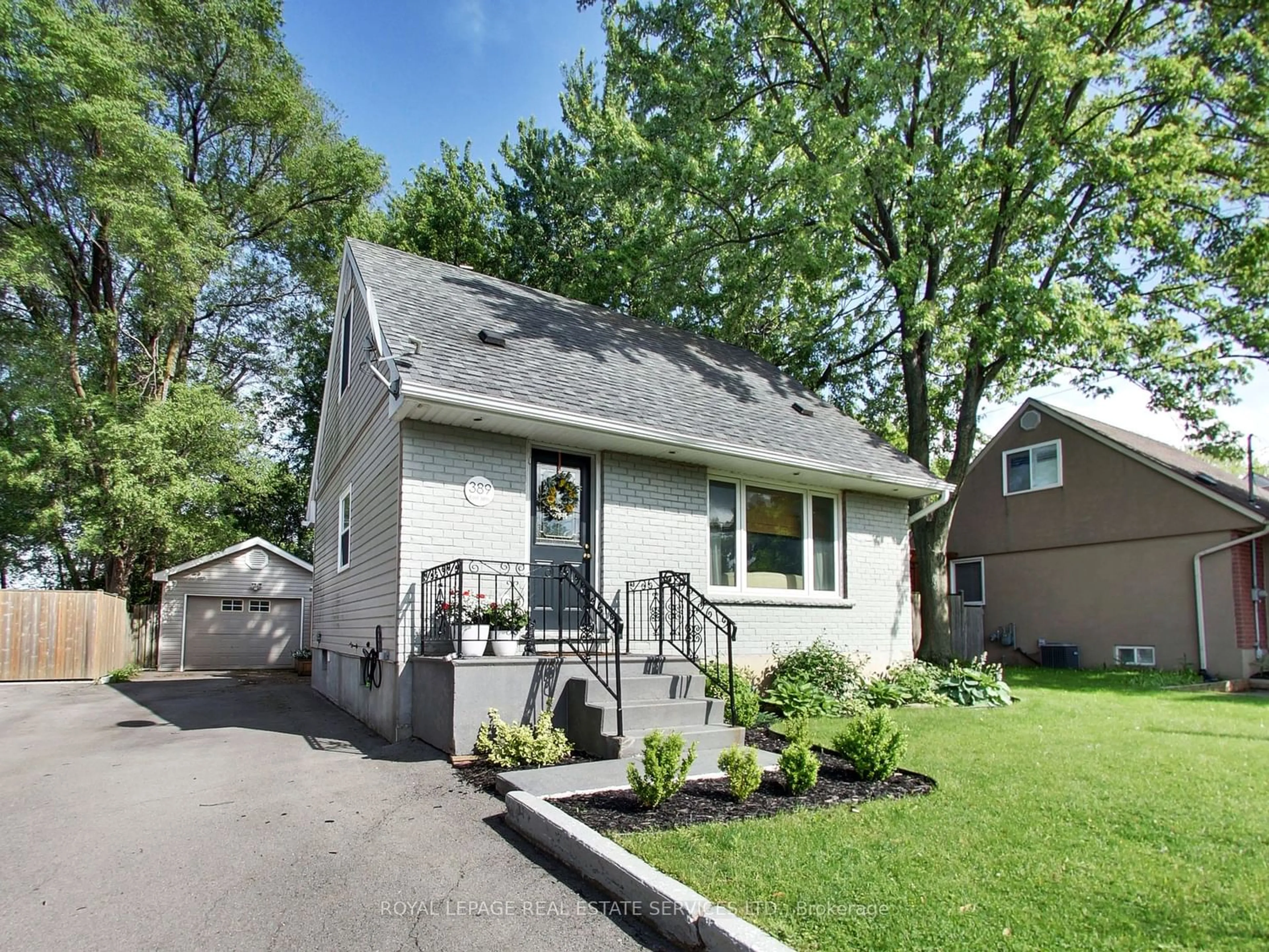 Frontside or backside of a home for 389 East 38th St, Hamilton Ontario L8V 4G5