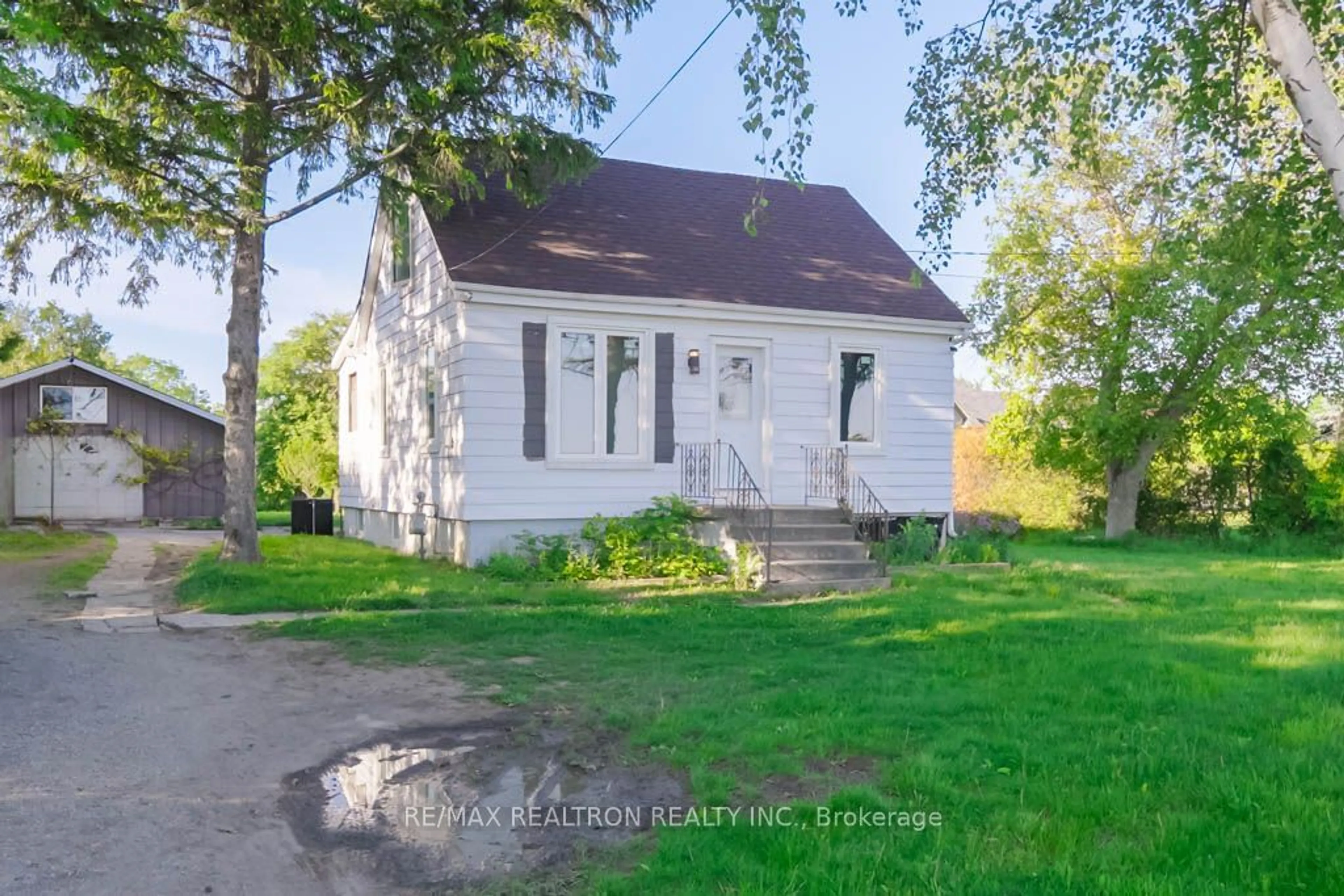 Cottage for 8248 Airport Rd, Hamilton Ontario L0R 1W0