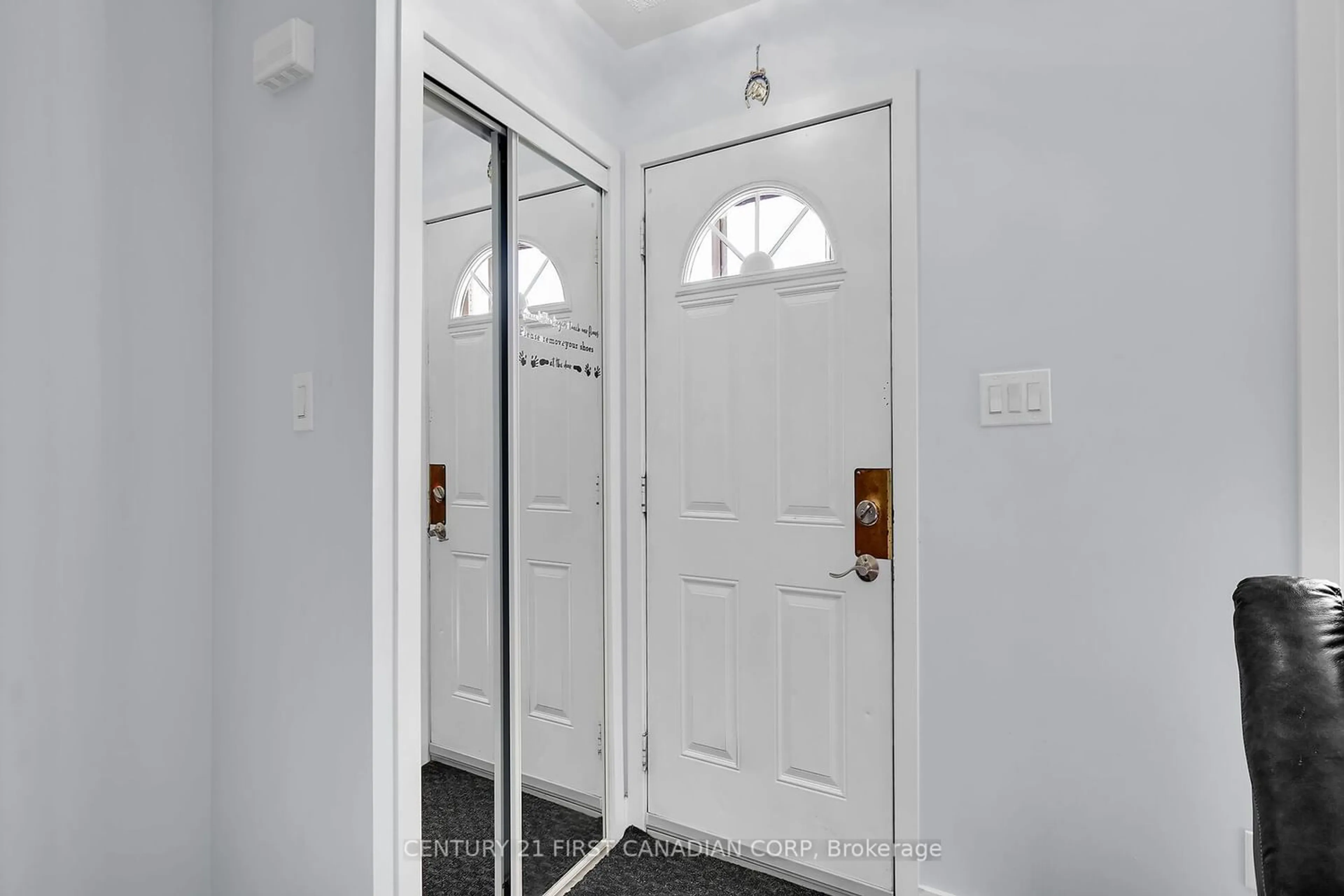 Indoor entryway for 67 Roundhill Crt, London Ontario N6B 3N1