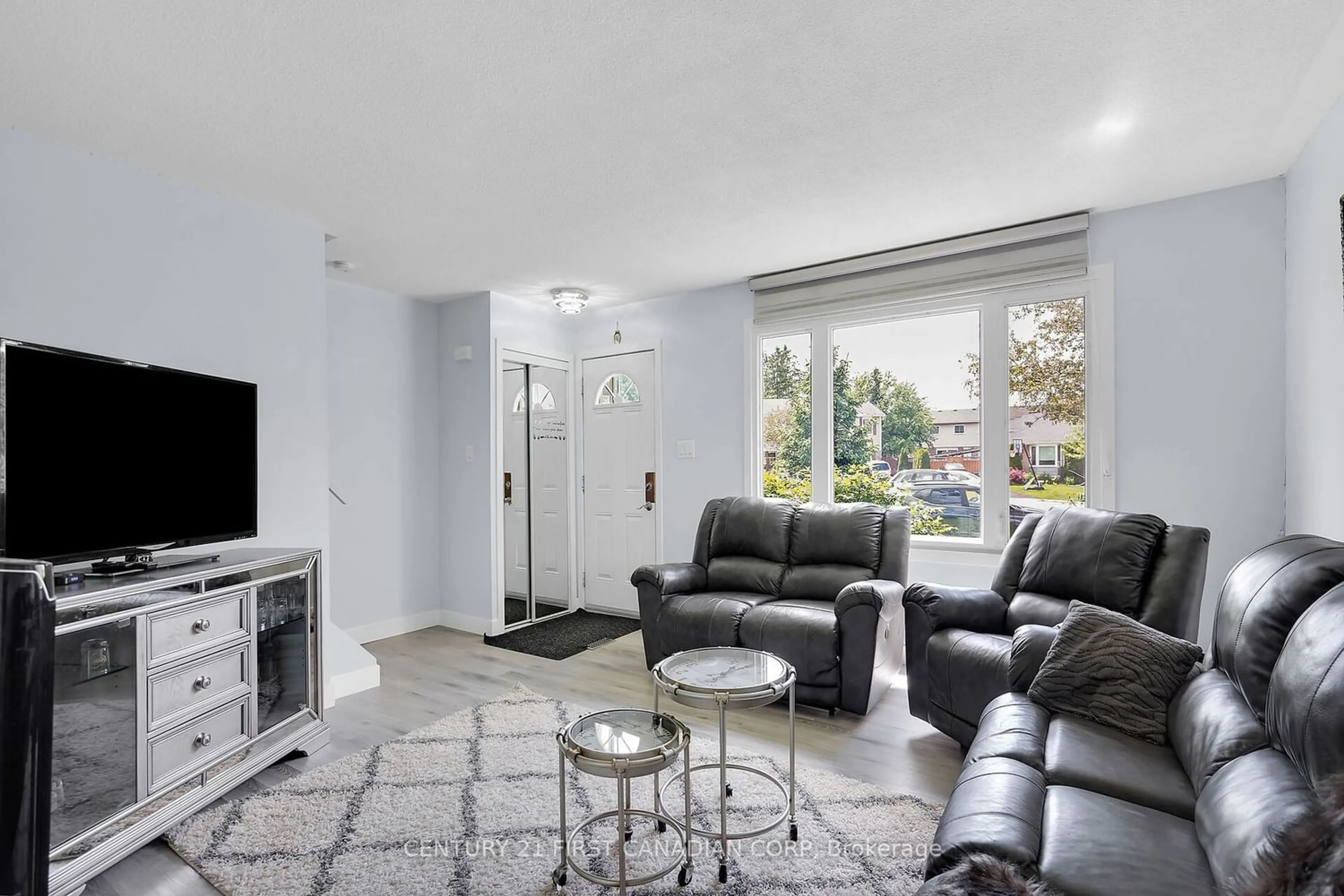 Living room for 67 Roundhill Crt, London Ontario N6B 3N1