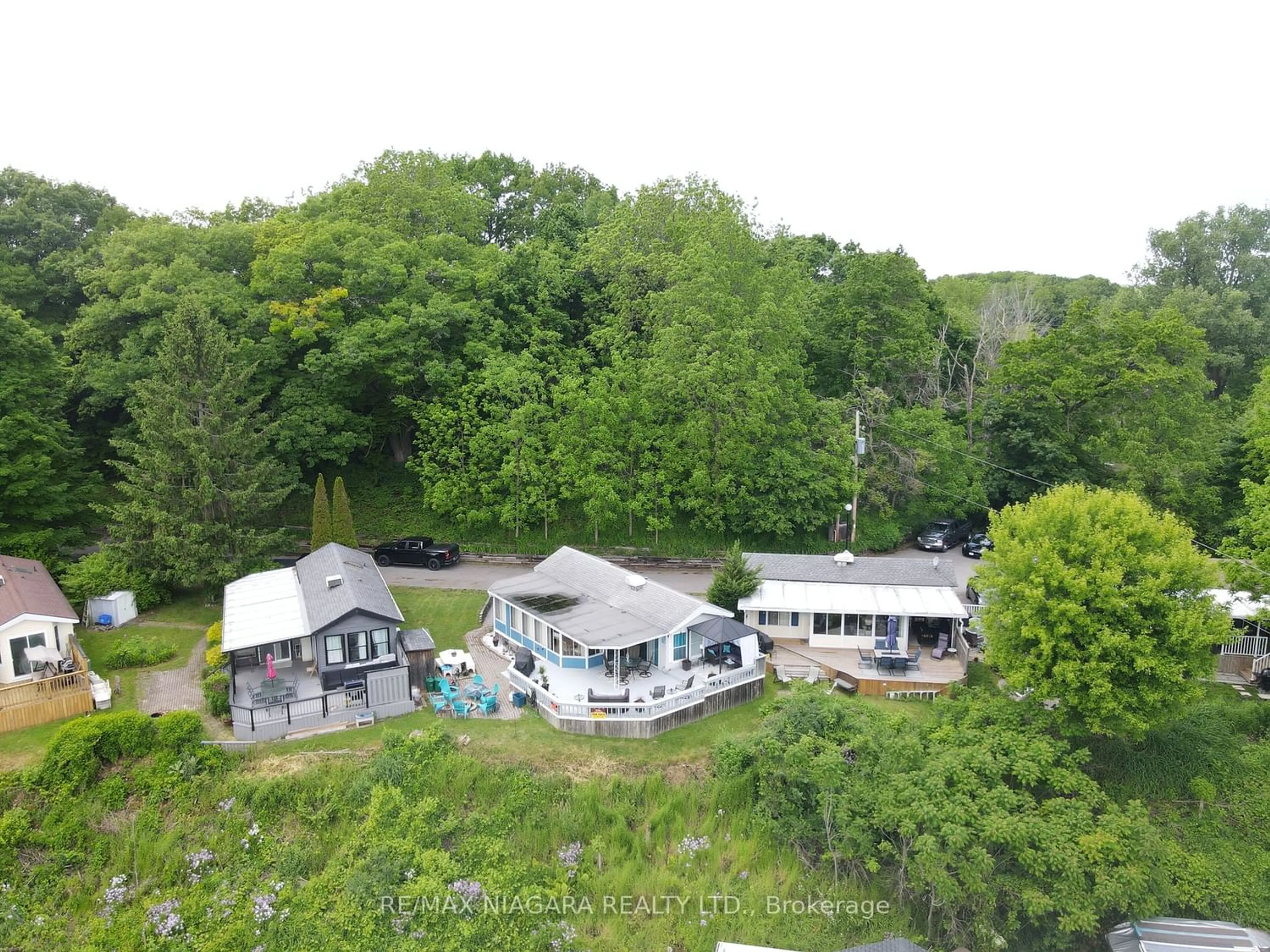 Outside view for 9 Fishermans Hill, Port Colborne Ontario L0S 1R0