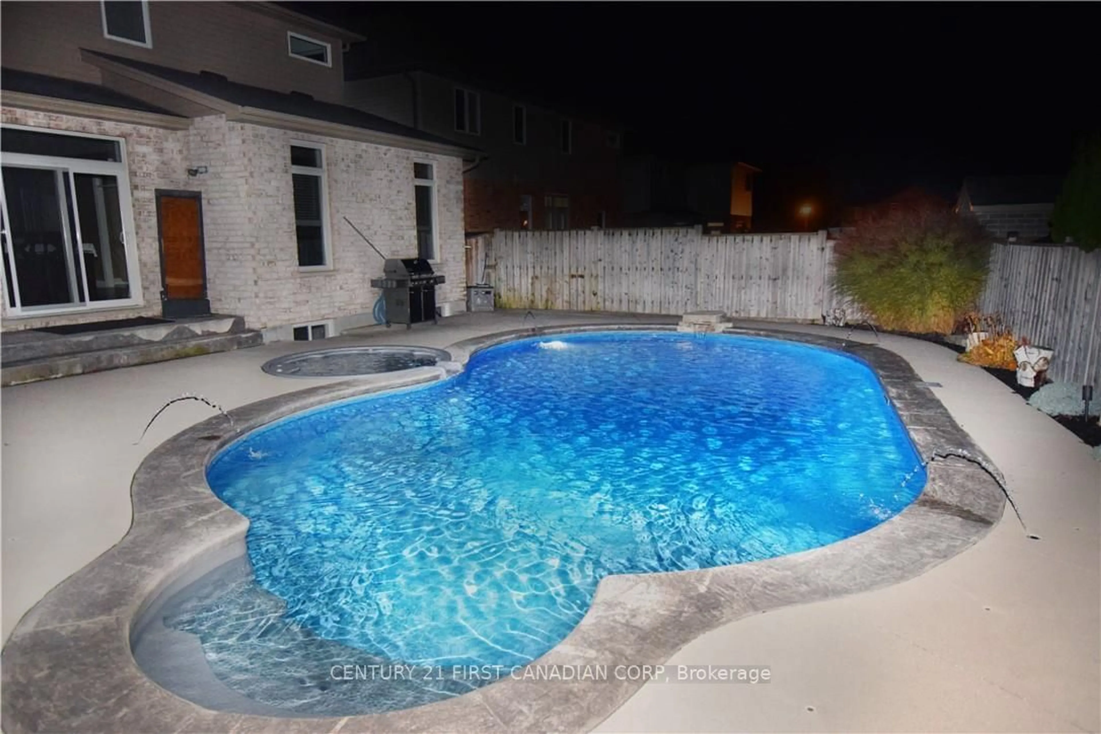 Indoor or outdoor pool for 2655 Tucker Crt, London Ontario N6G 0E2