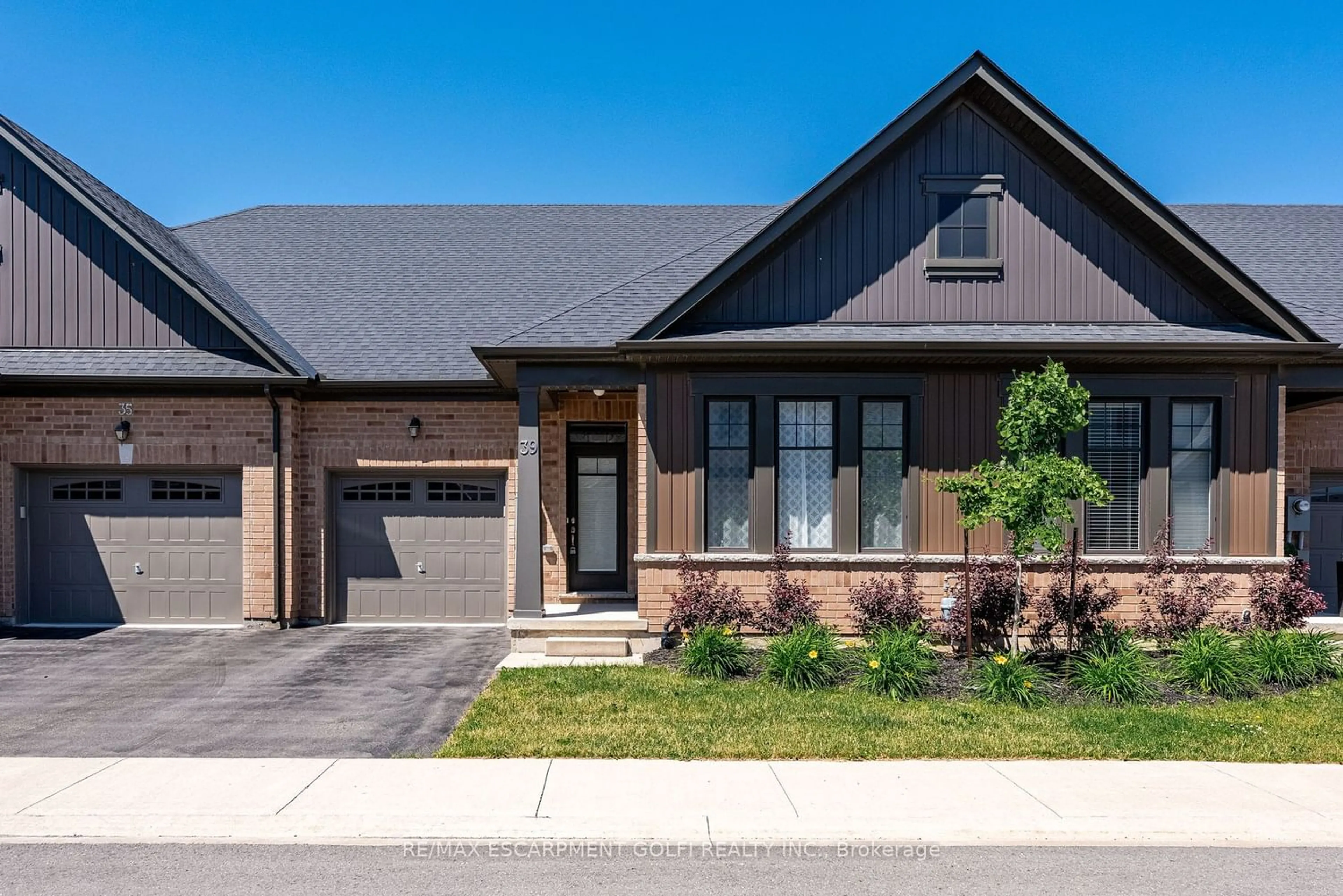 Home with brick exterior material for 39 Cosmopolitan Common, St. Catharines Ontario L2M 0A6
