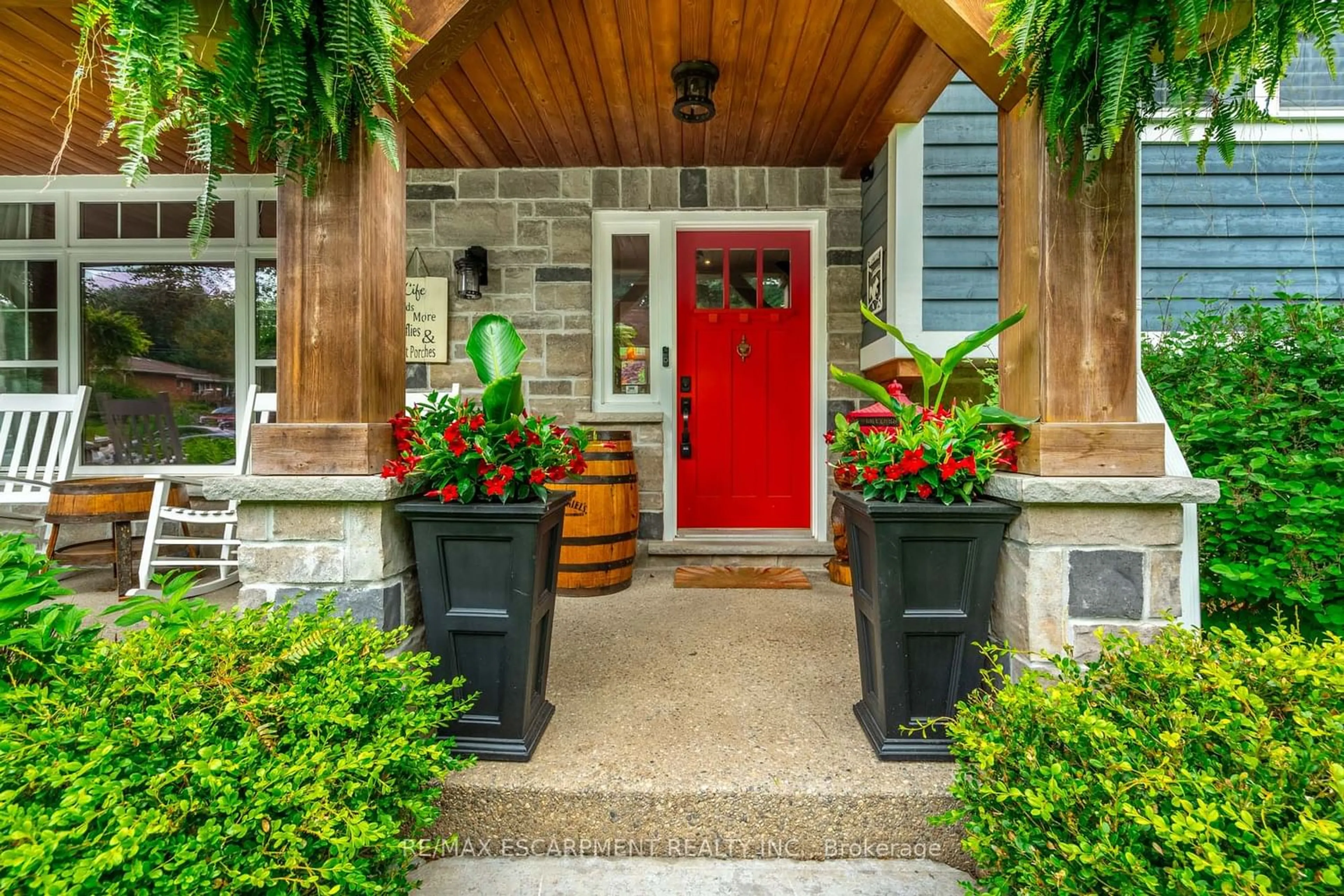 Indoor entryway for 381 Woodworth Crt, Hamilton Ontario L9G 2N2