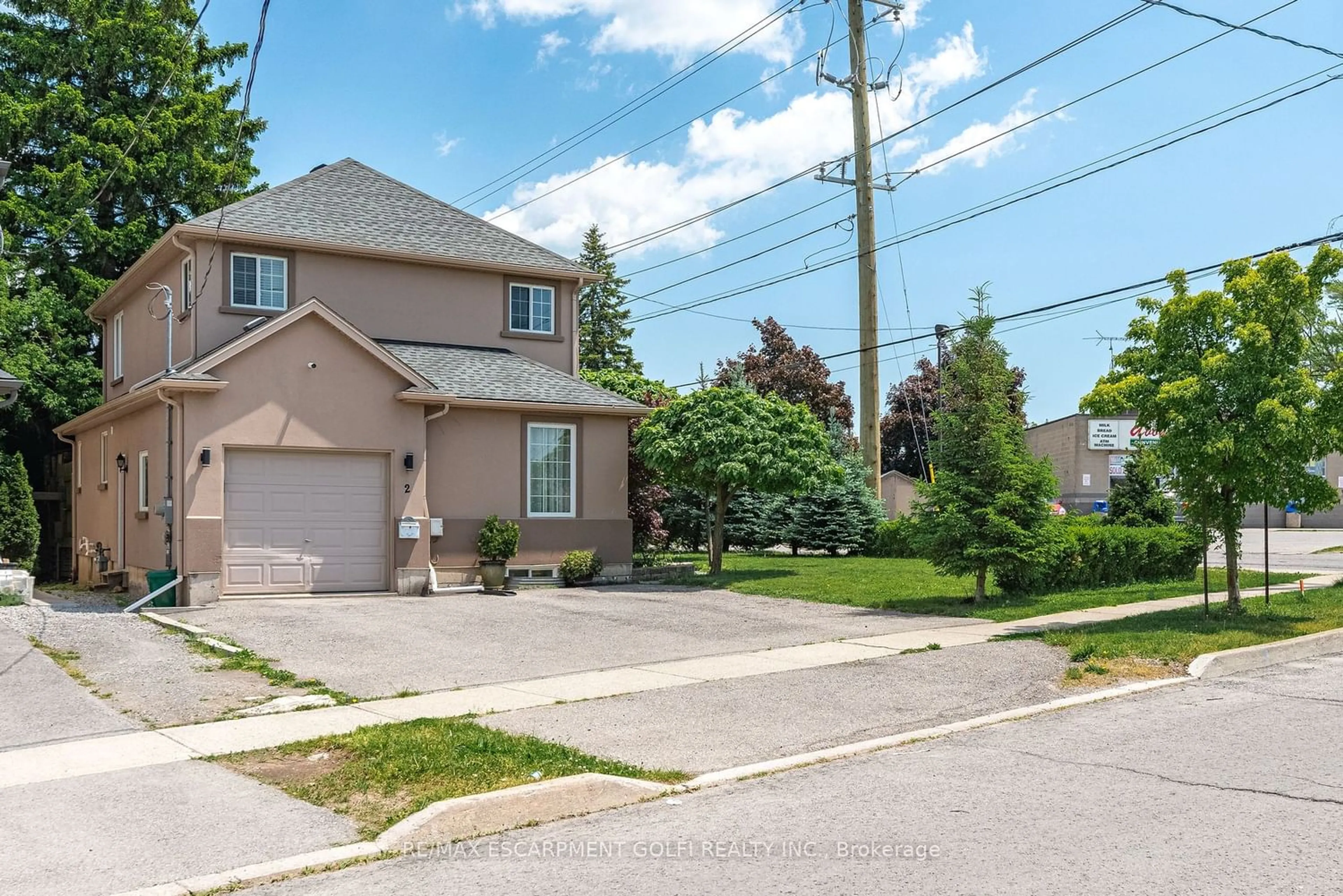 Frontside or backside of a home for 2 Leeson St, St. Catharines Ontario L2T 2R1