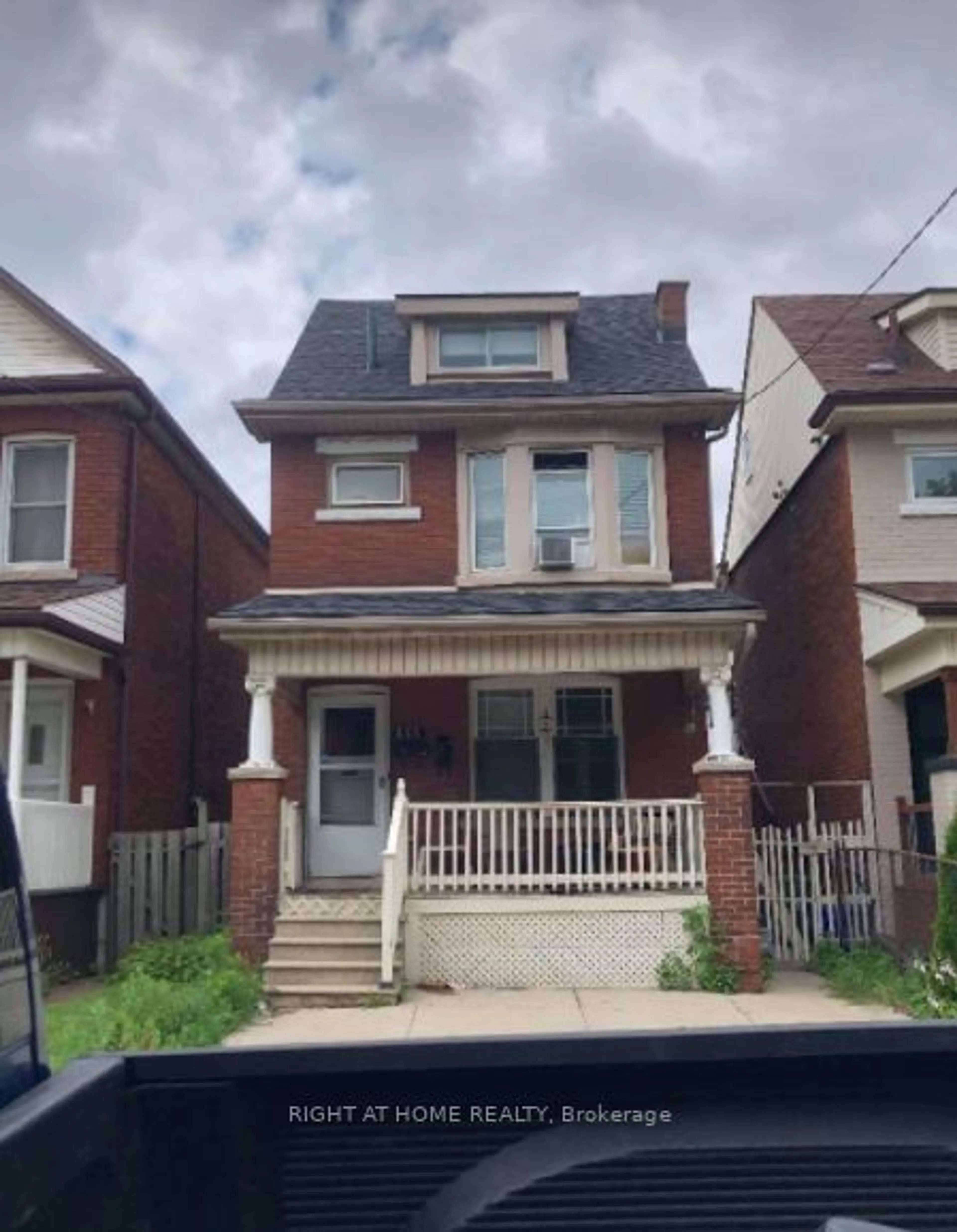 Frontside or backside of a home for 222 Balsam Ave, Hamilton Ontario L8M 3C1