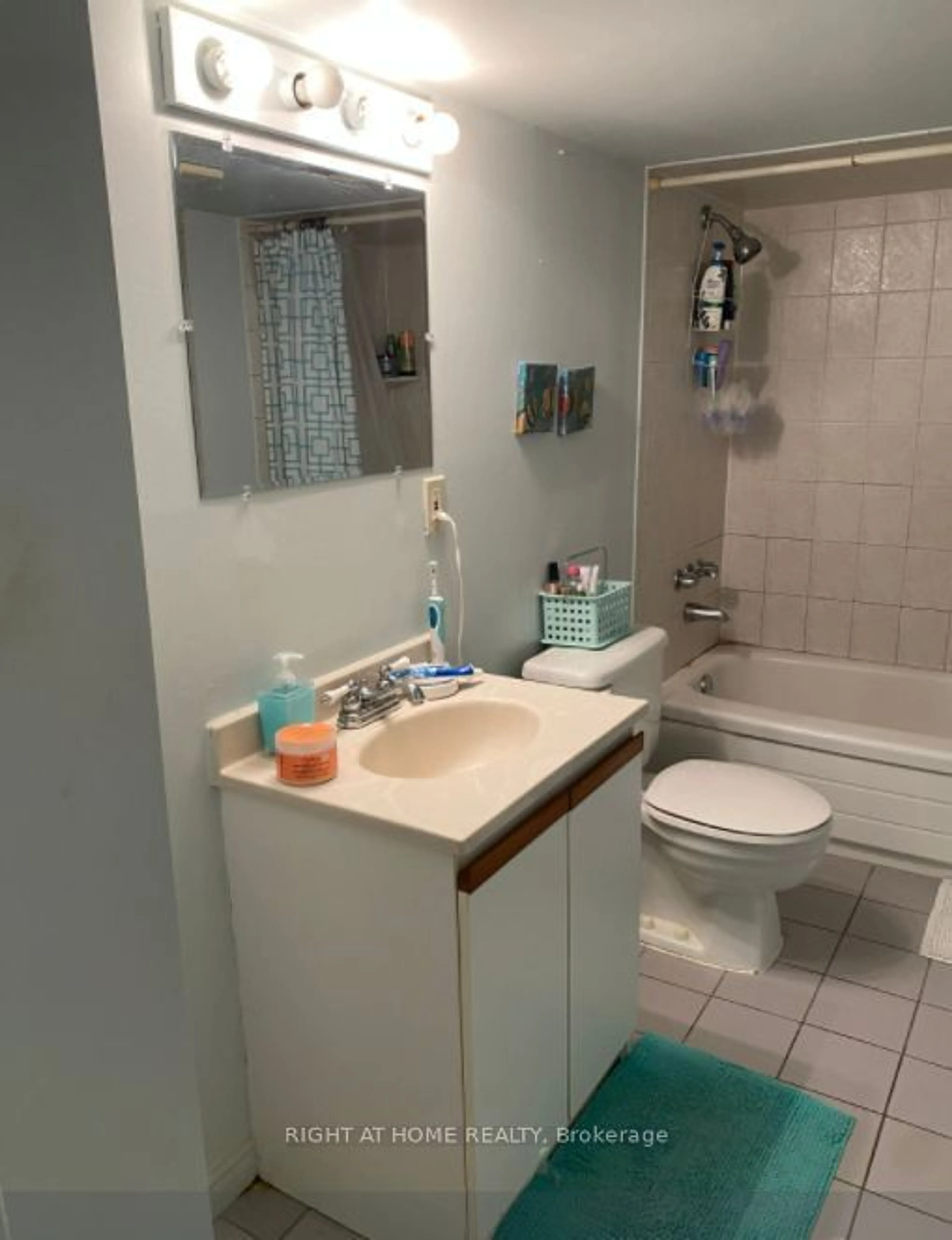 Standard bathroom for 222 Balsam Ave, Hamilton Ontario L8M 3C1