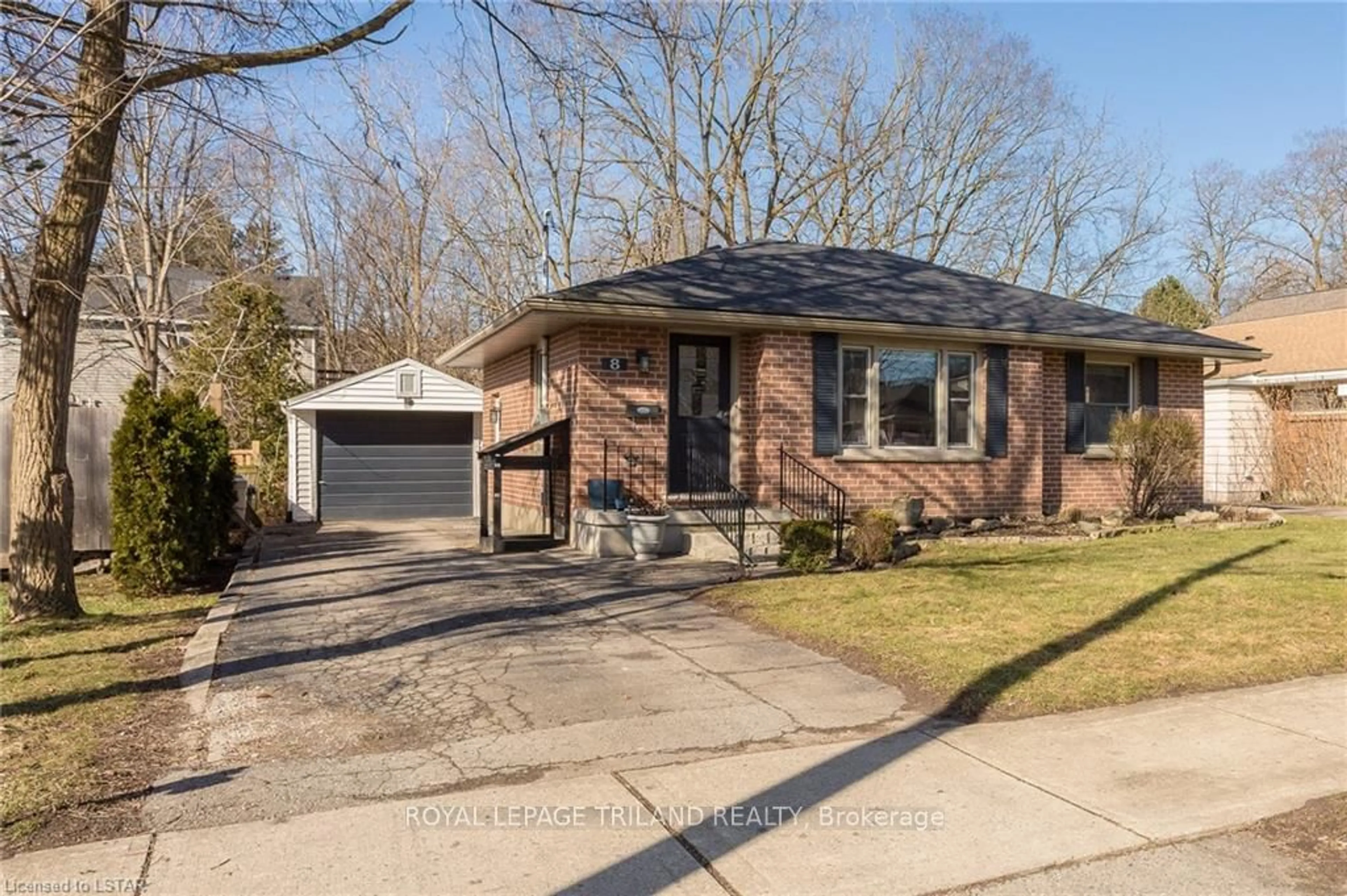 Frontside or backside of a home for 8 Gower St, London Ontario N6H 2E6