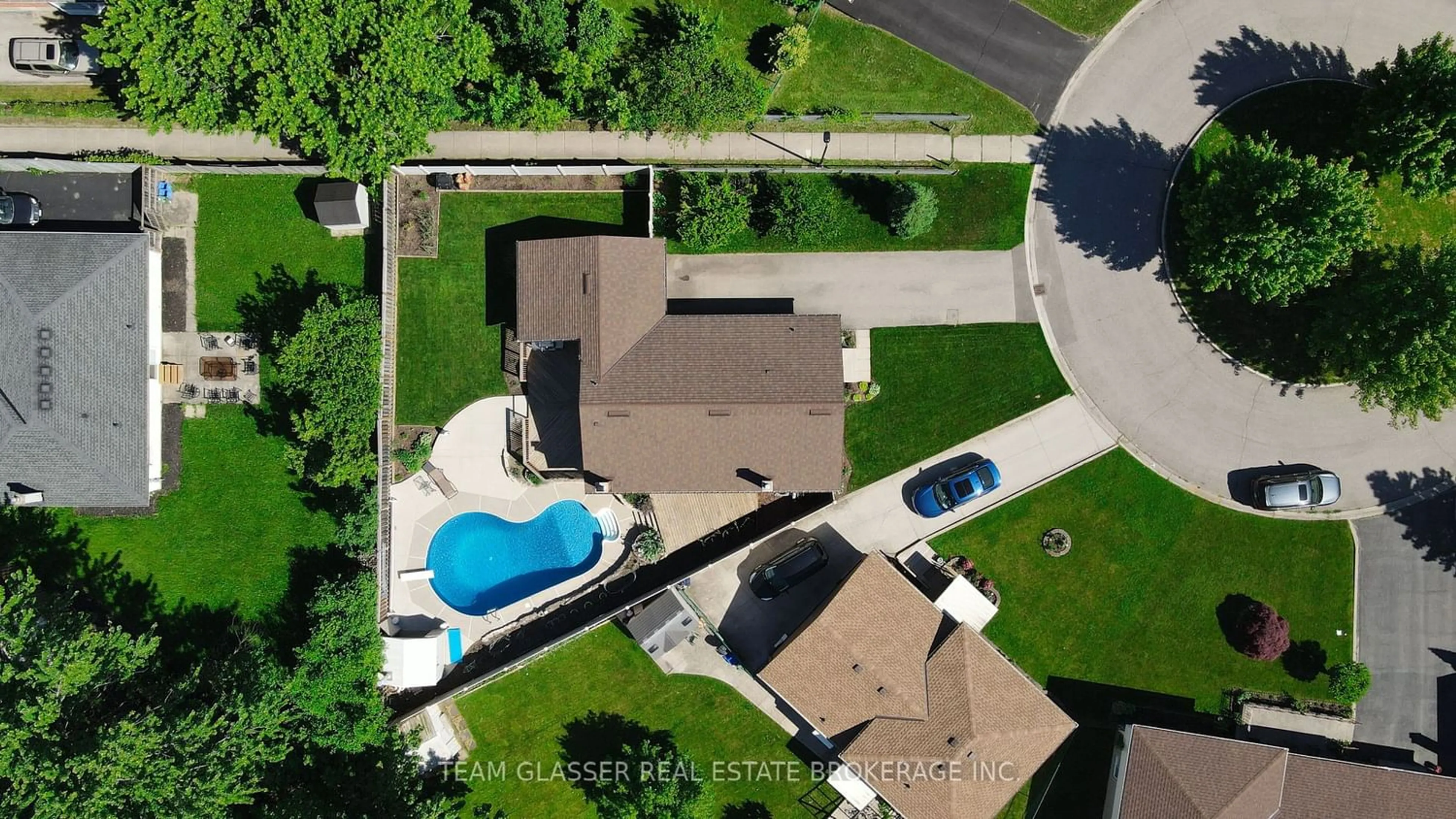 Frontside or backside of a home for 2 GREENFIELD Crt, London Ontario N6E 1K8