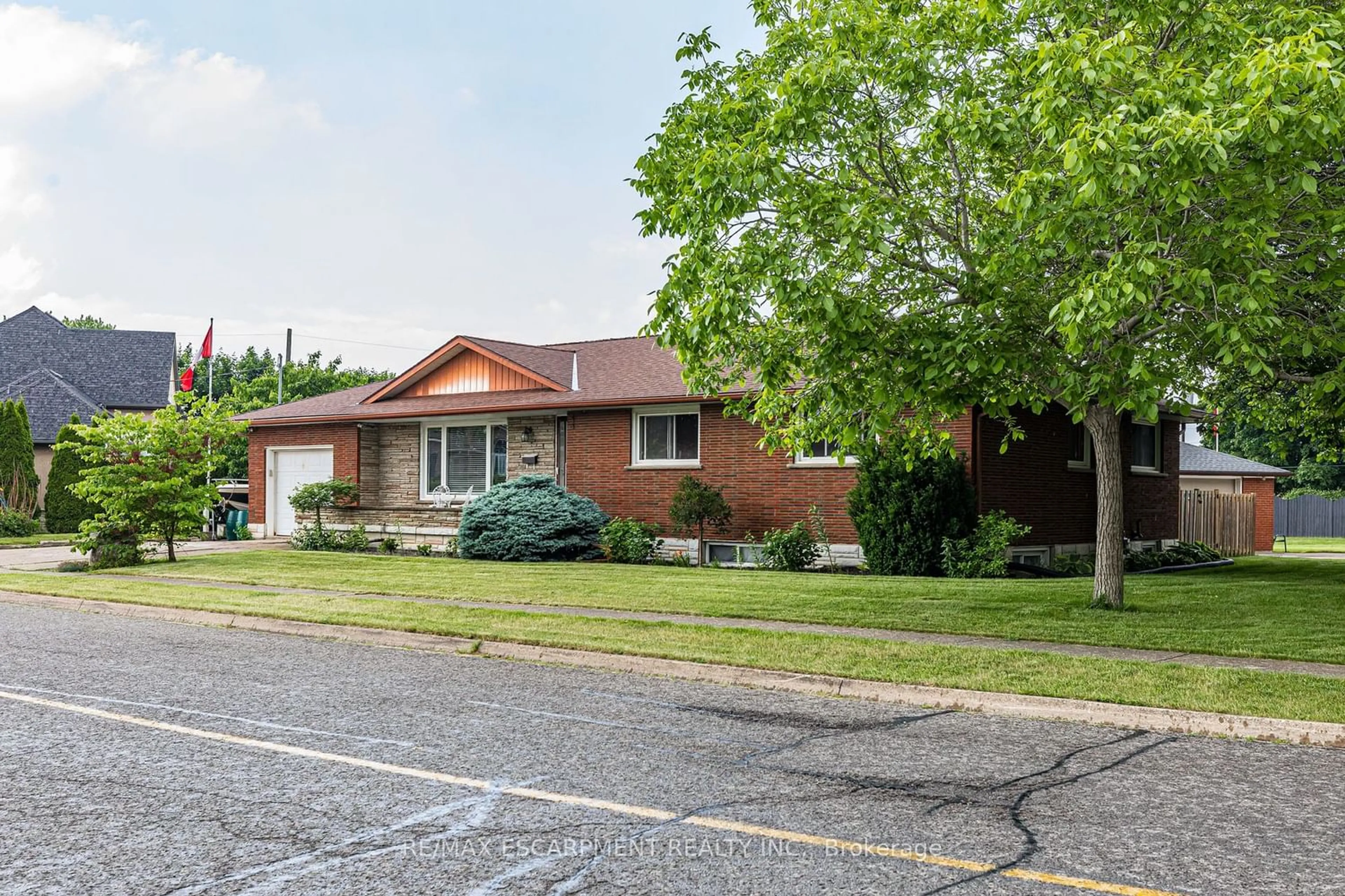Home with brick exterior material for 11 Ridge Point Dr, St. Catharines Ontario L2T 2S8