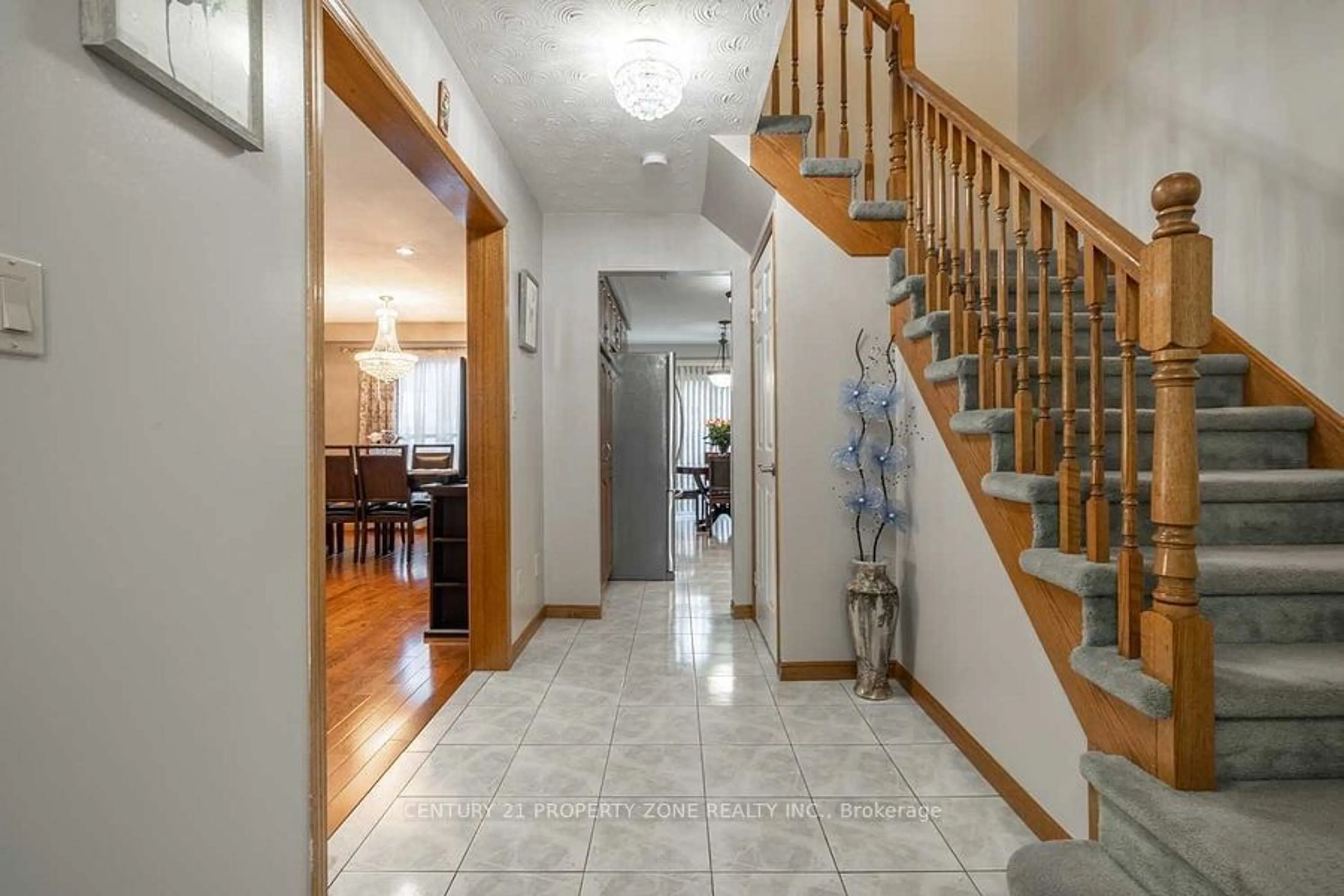 Indoor foyer for 79 Lynnette Dr, Hamilton Ontario L9B 2M5