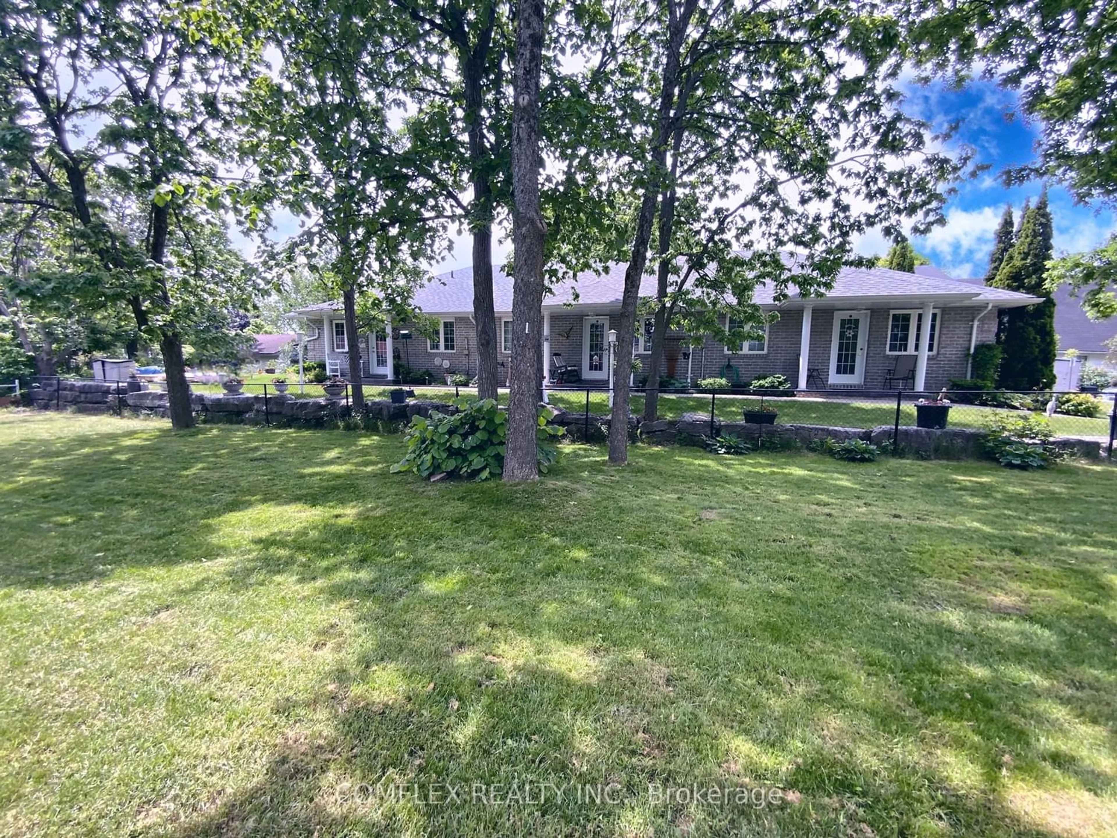 Fenced yard for 35 Helen St, Kawartha Lakes Ontario K0M 1A0