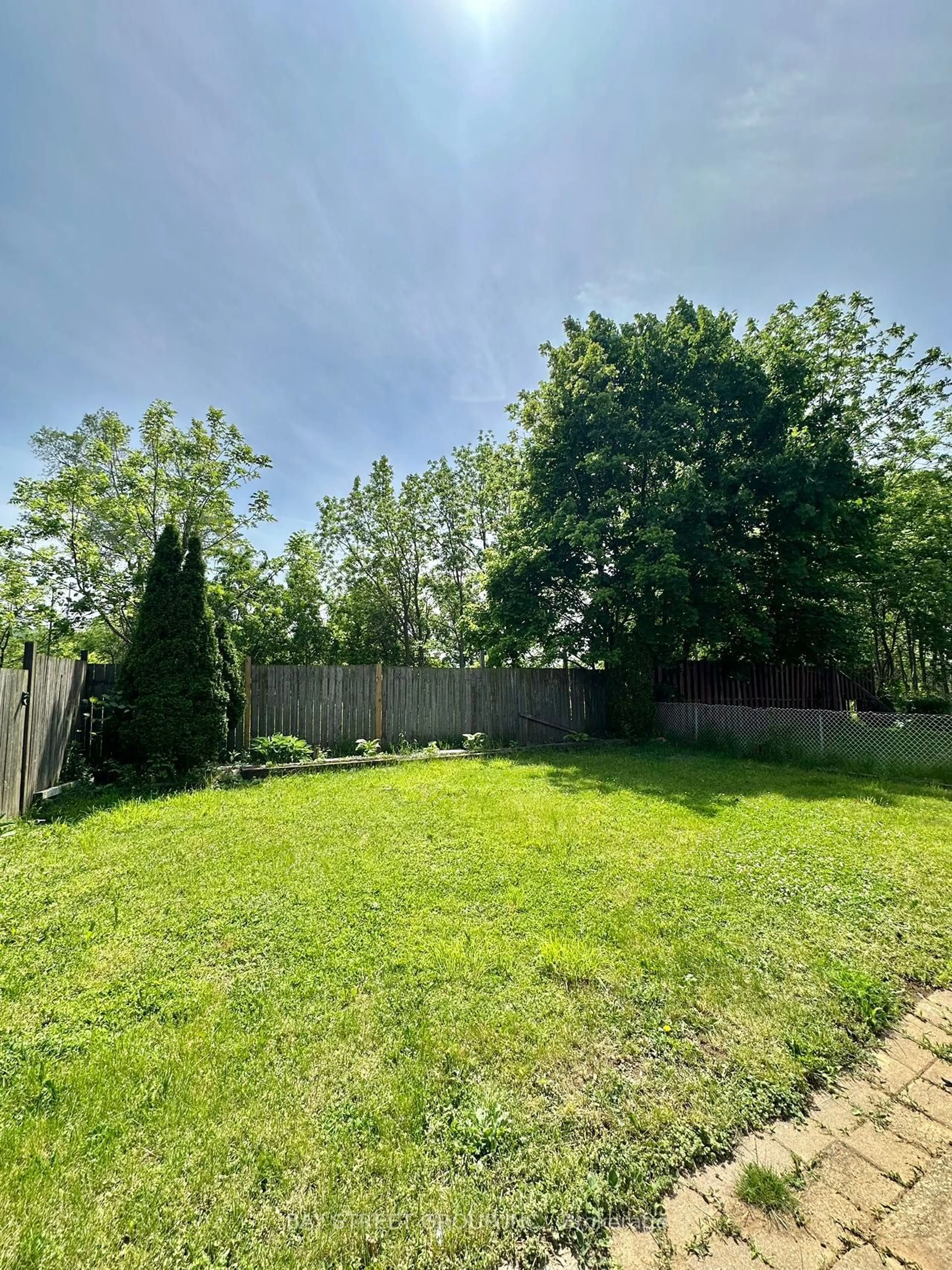 Fenced yard for 85 Glenmount Ave, Hamilton Ontario L8S 2L3