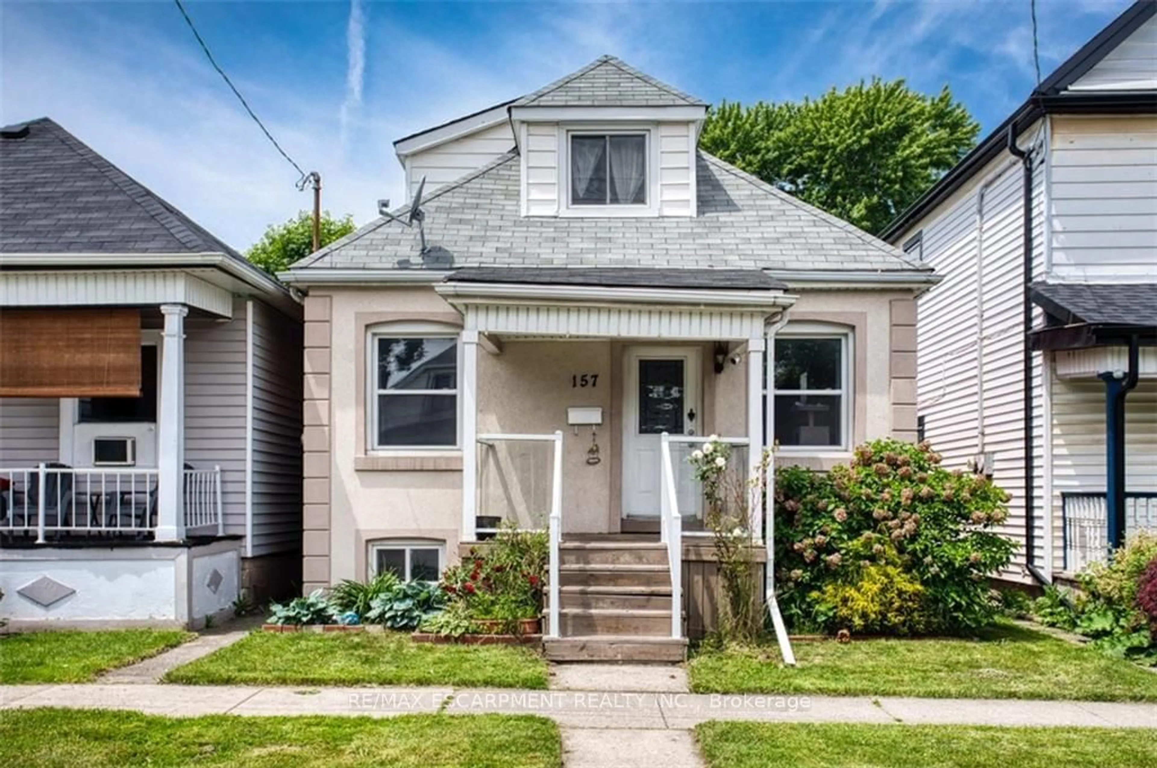 Frontside or backside of a home for 157 Weir St, Hamilton Ontario L8H 5G1