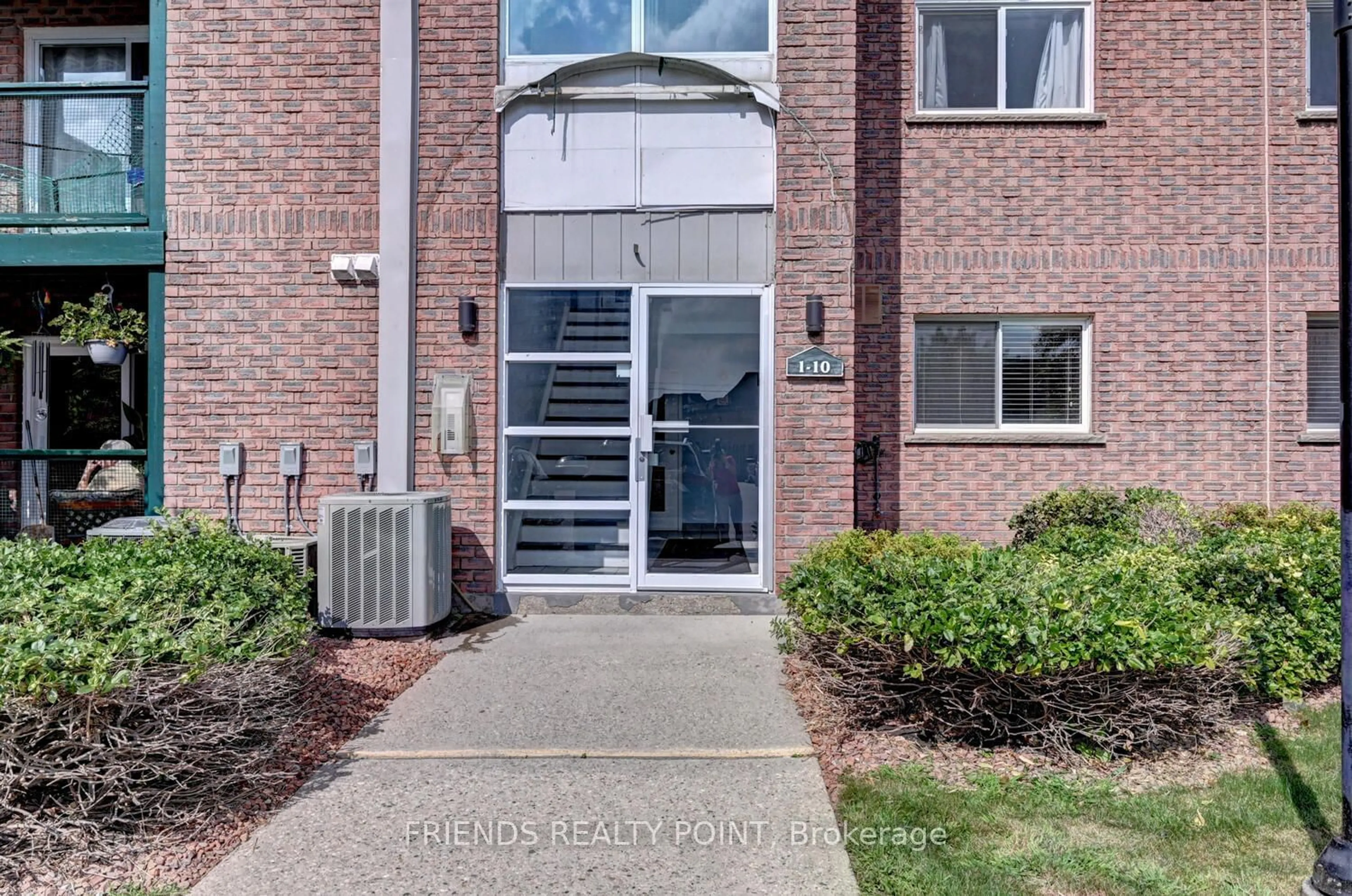 A pic from exterior of the house or condo for 3085 Kingsway Dr #1, Kitchener Ontario N2C 2P1