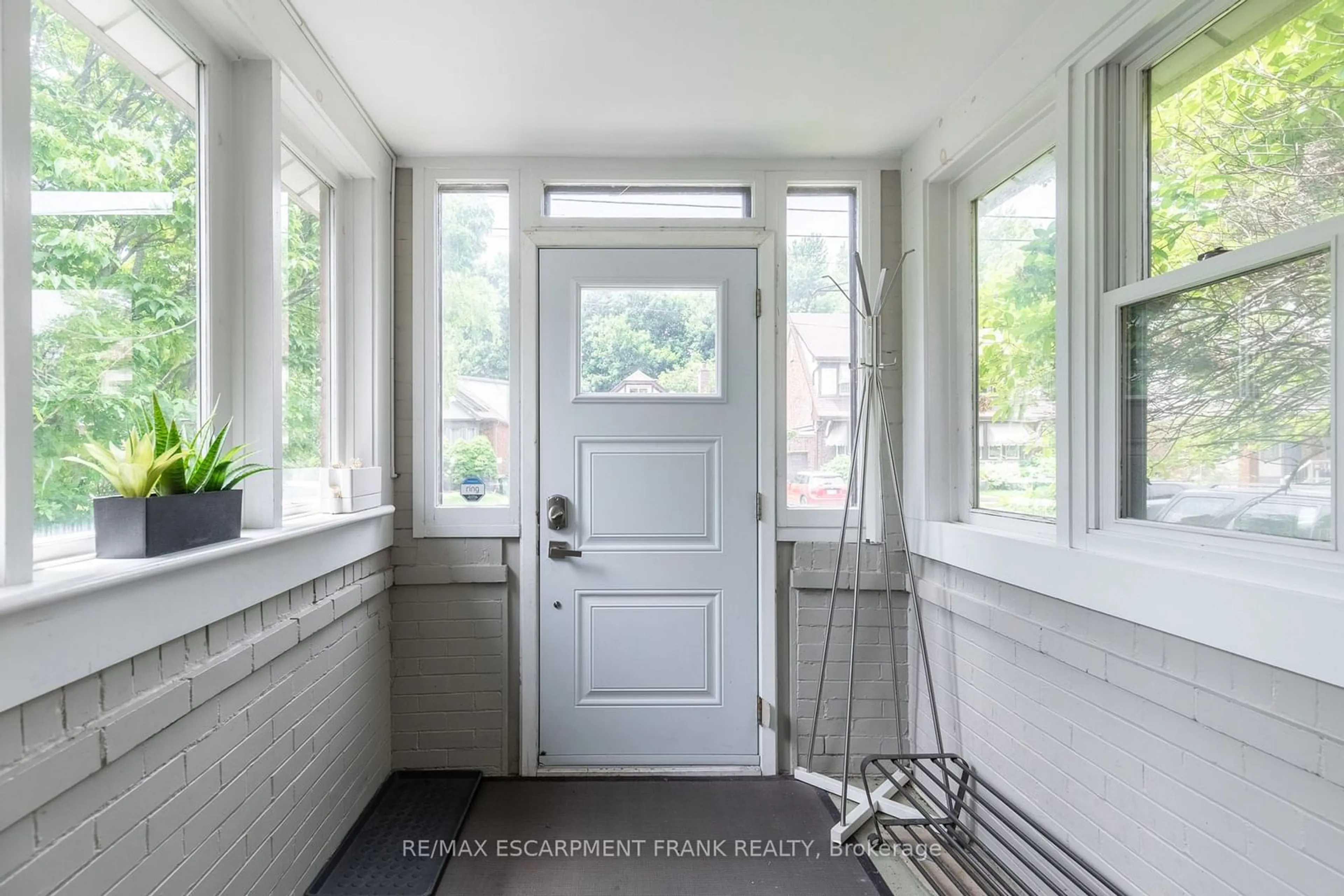 Indoor entryway for 33 Cline Ave, Hamilton Ontario L8S 1W8