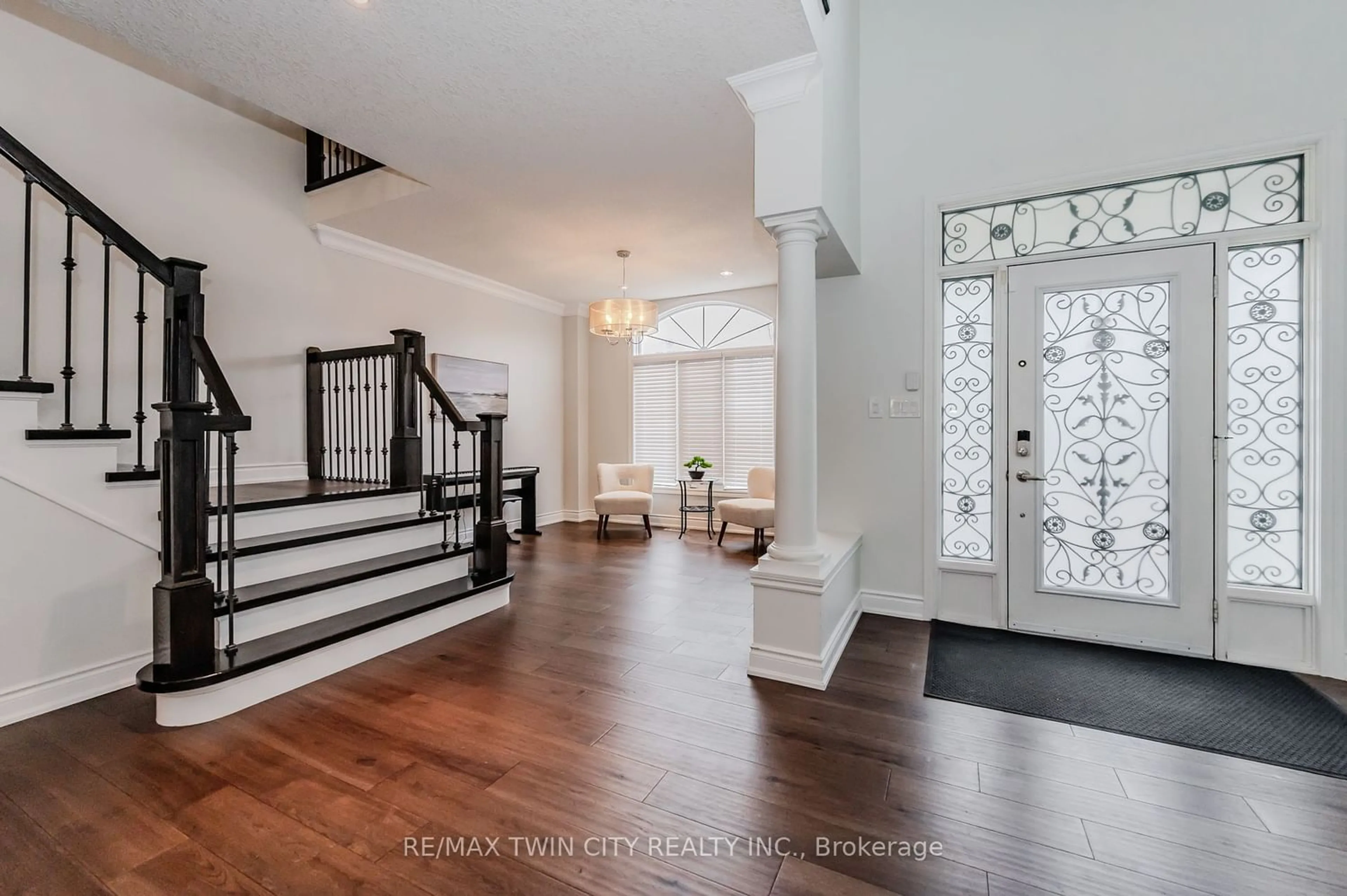 Indoor entryway for 715 Cedar Bend Dr, Waterloo Ontario N2V 2R2