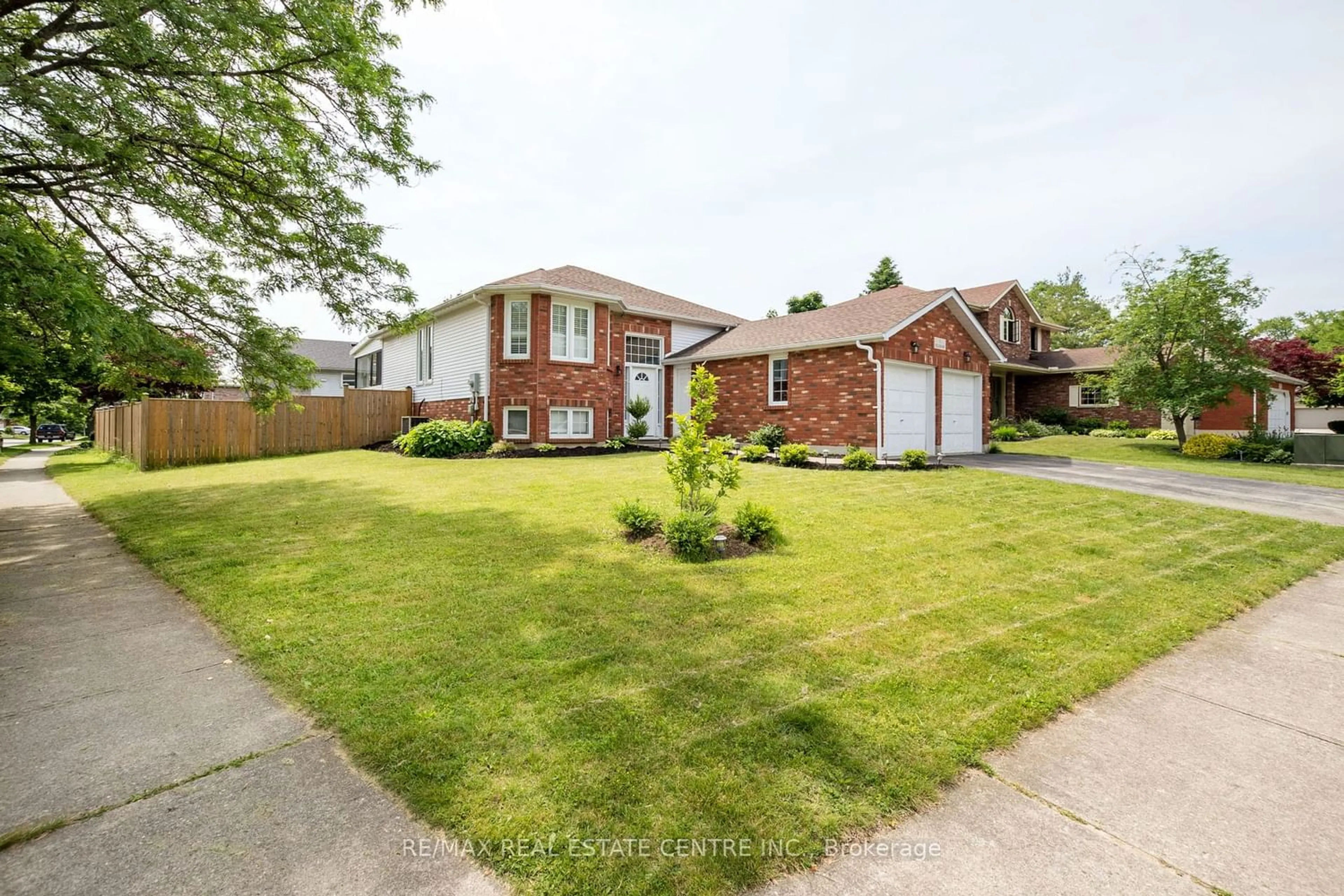 Frontside or backside of a home for 1 Trillium Way, Brantford Ontario N3R 7T7