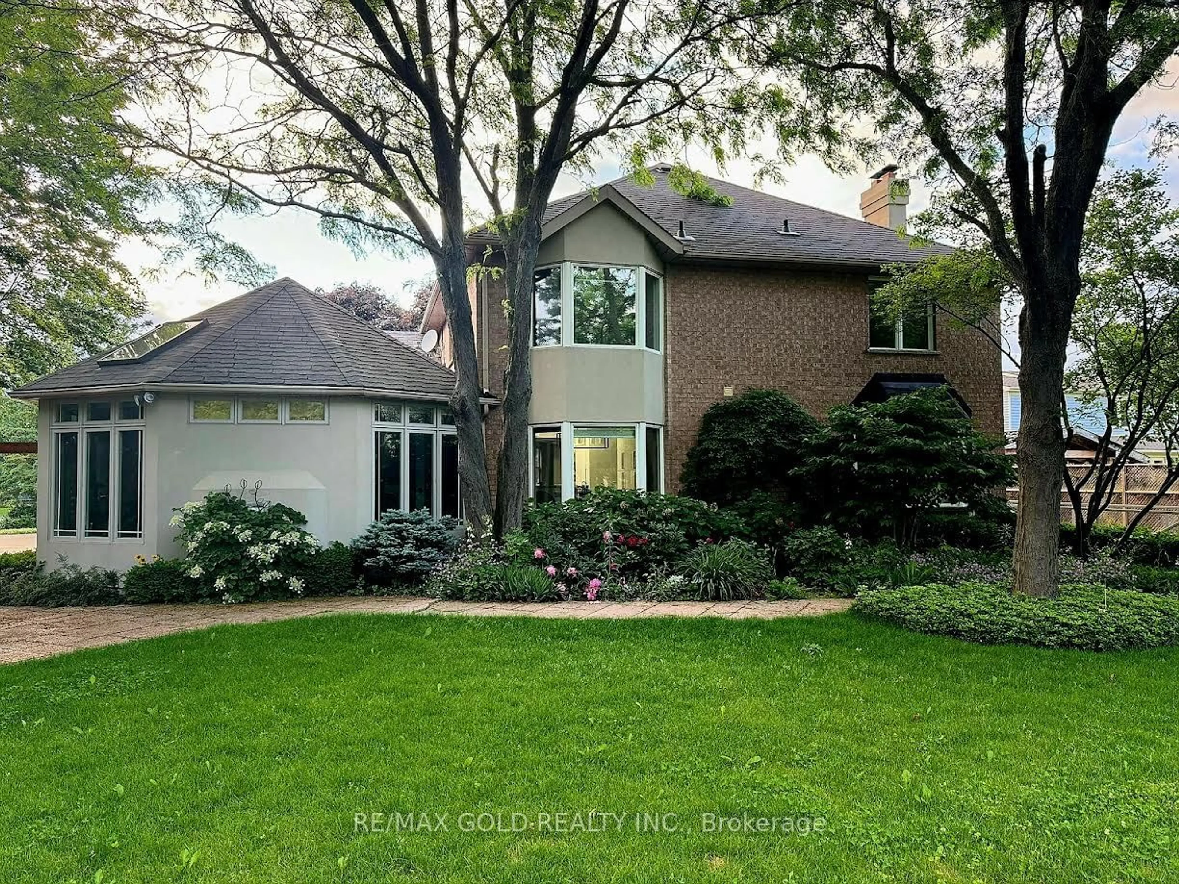 Frontside or backside of a home for 16 Meander Clse, Hamilton Ontario L0R 1H1