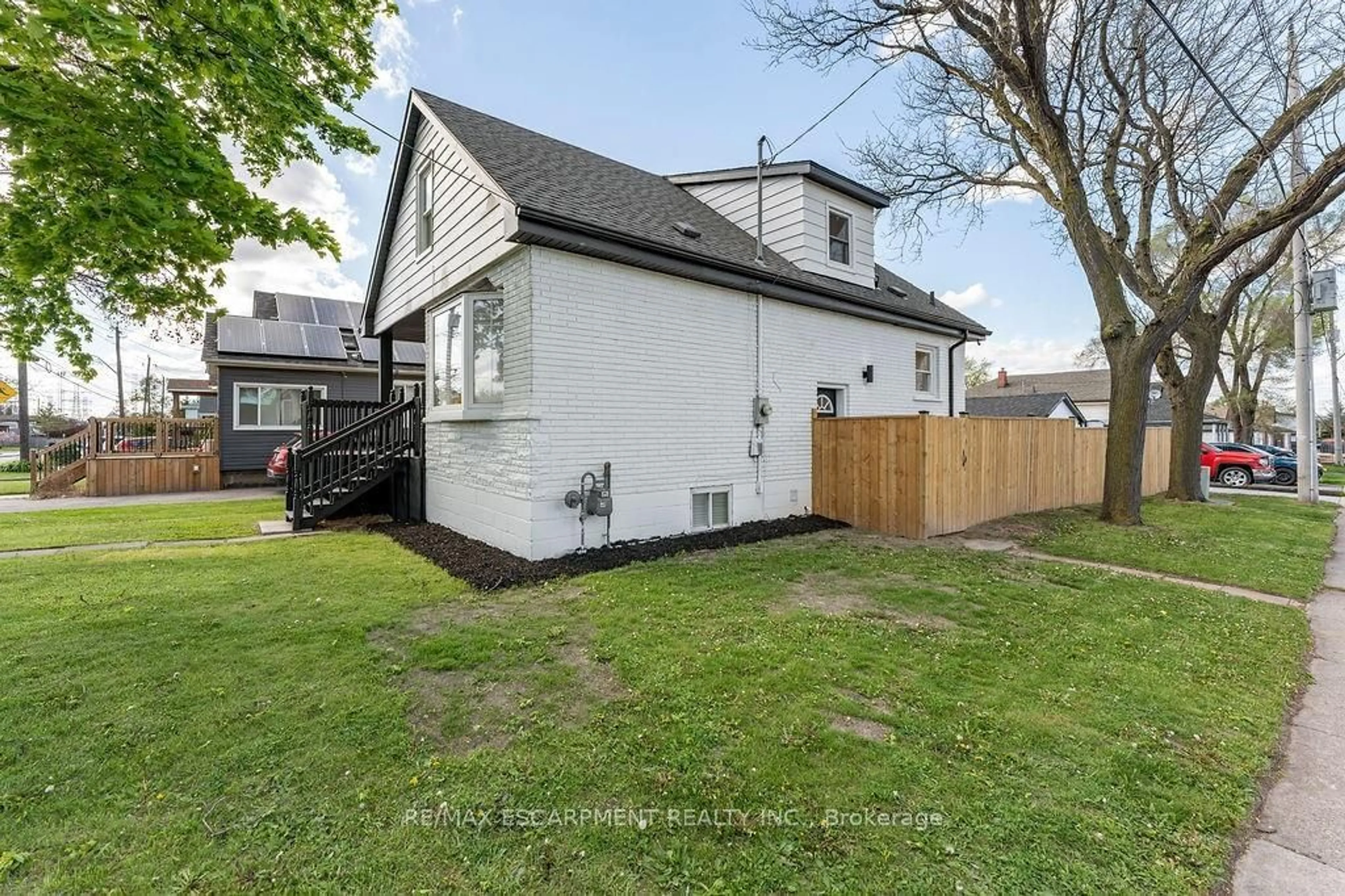 Frontside or backside of a home for 161 Glow Ave, Hamilton Ontario L8H 3W1