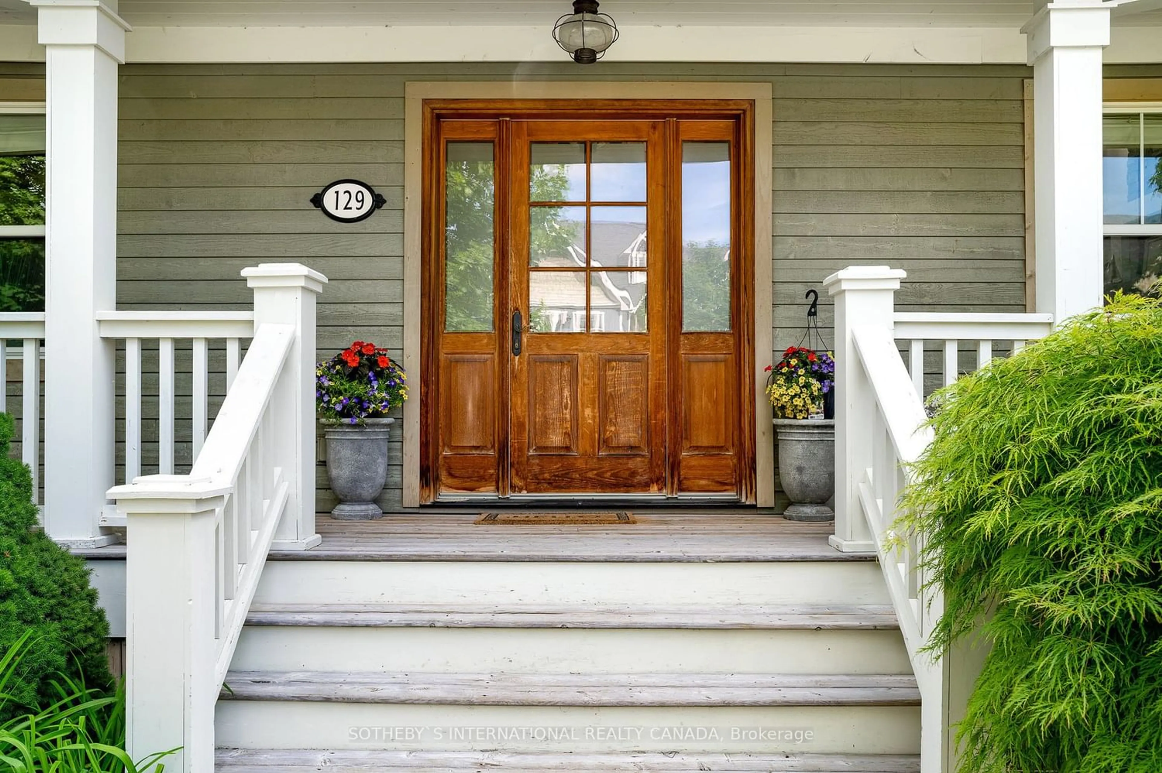 Indoor entryway for 129 Snowbridge Way, Blue Mountains Ontario L9Y 0V1