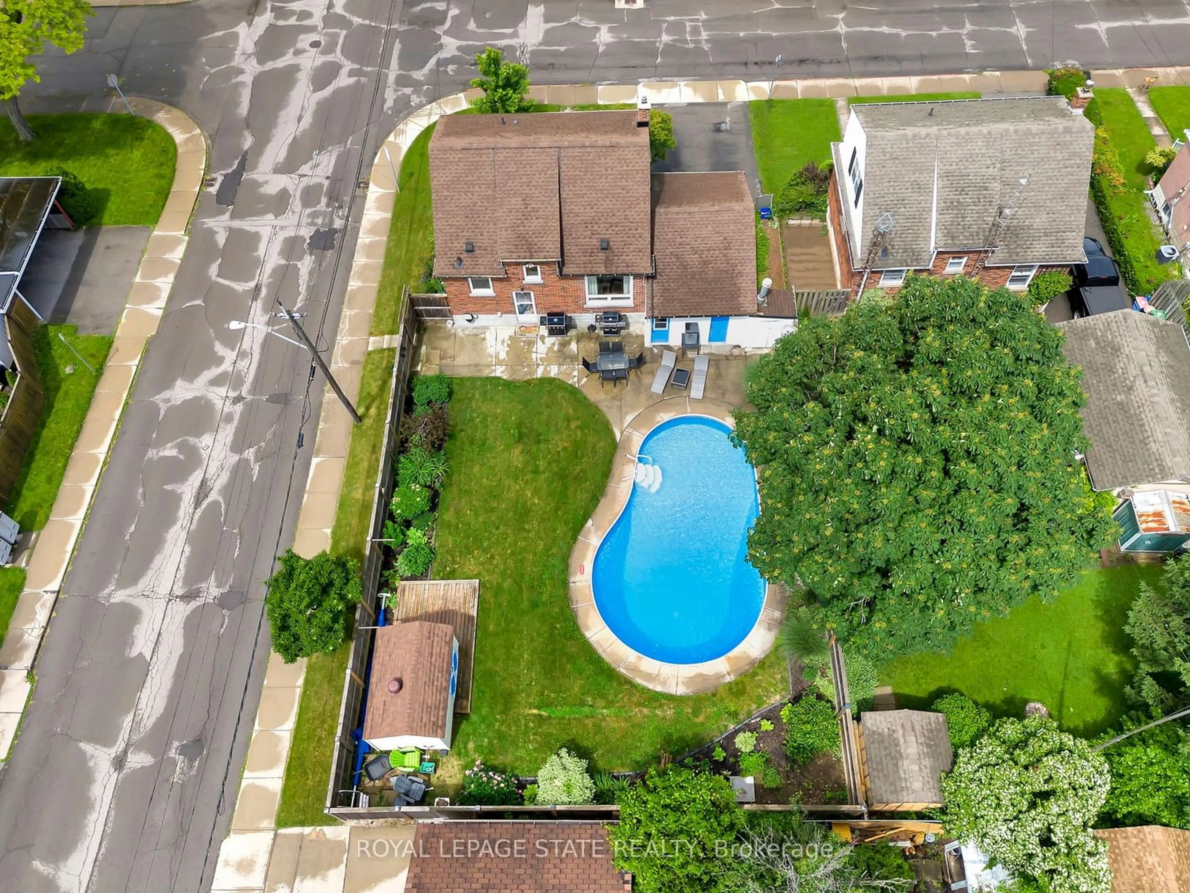 Indoor or outdoor pool for 57 West 4th St, Hamilton Ontario L9C 3M5