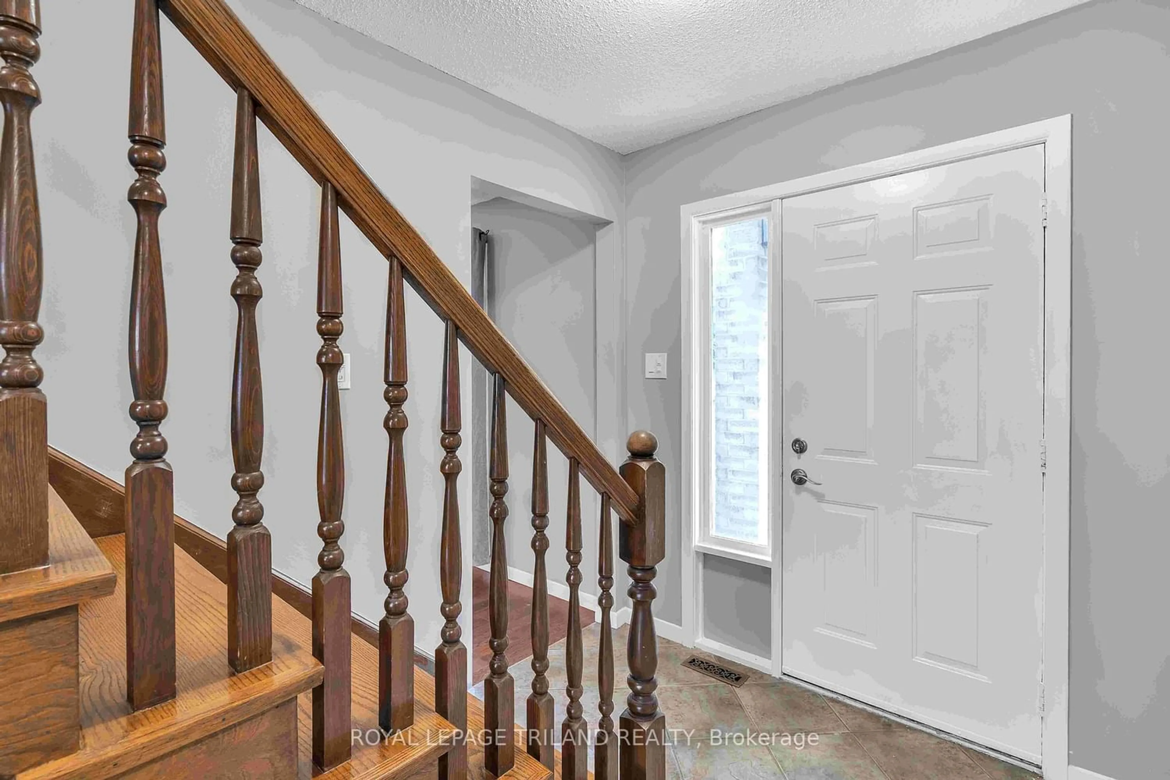 Indoor entryway for 122 Acorn Cres, London Ontario N6G 3V4