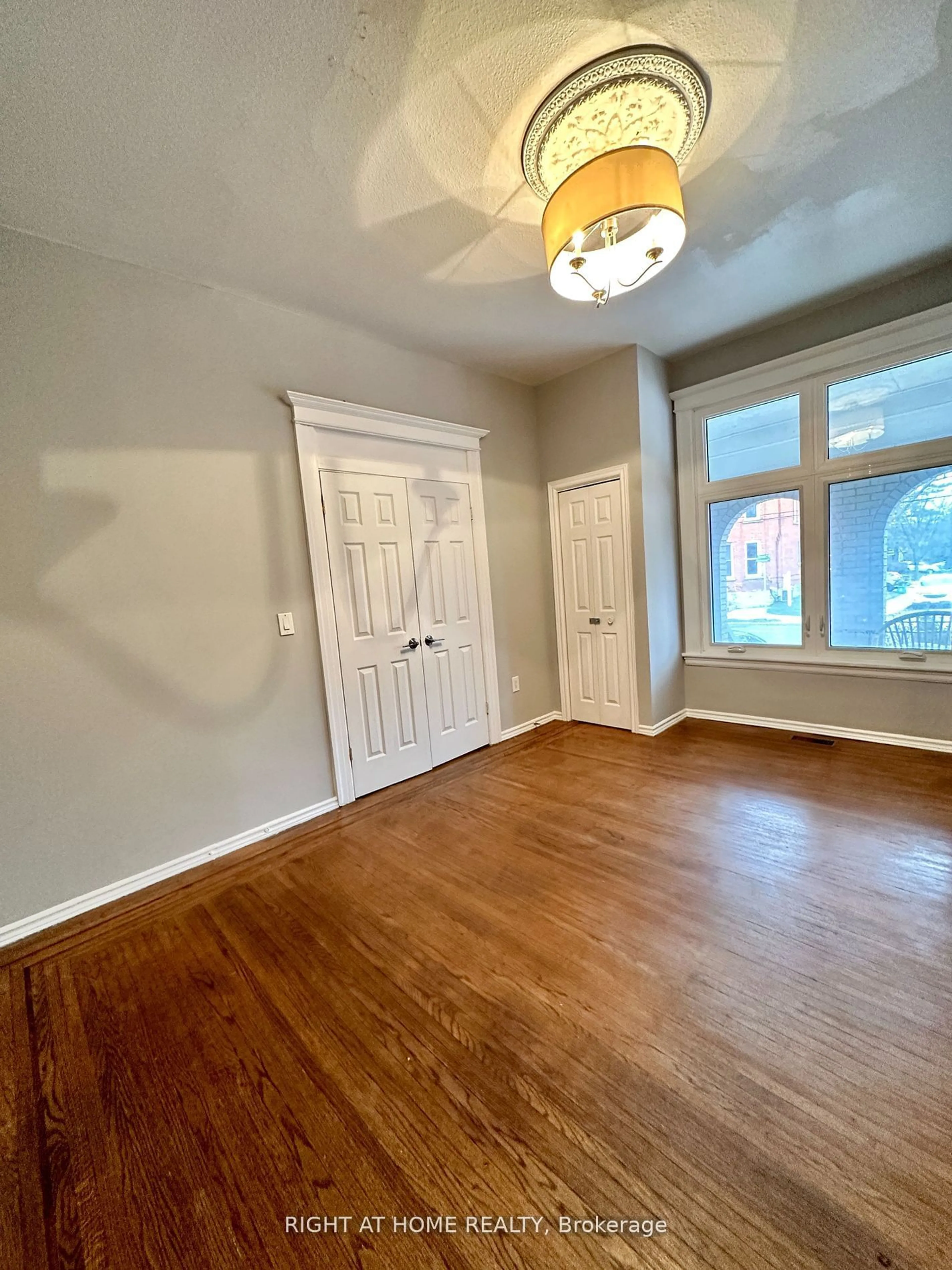 A pic of a room for 317 Queen St, Hamilton Ontario L8P 3T6