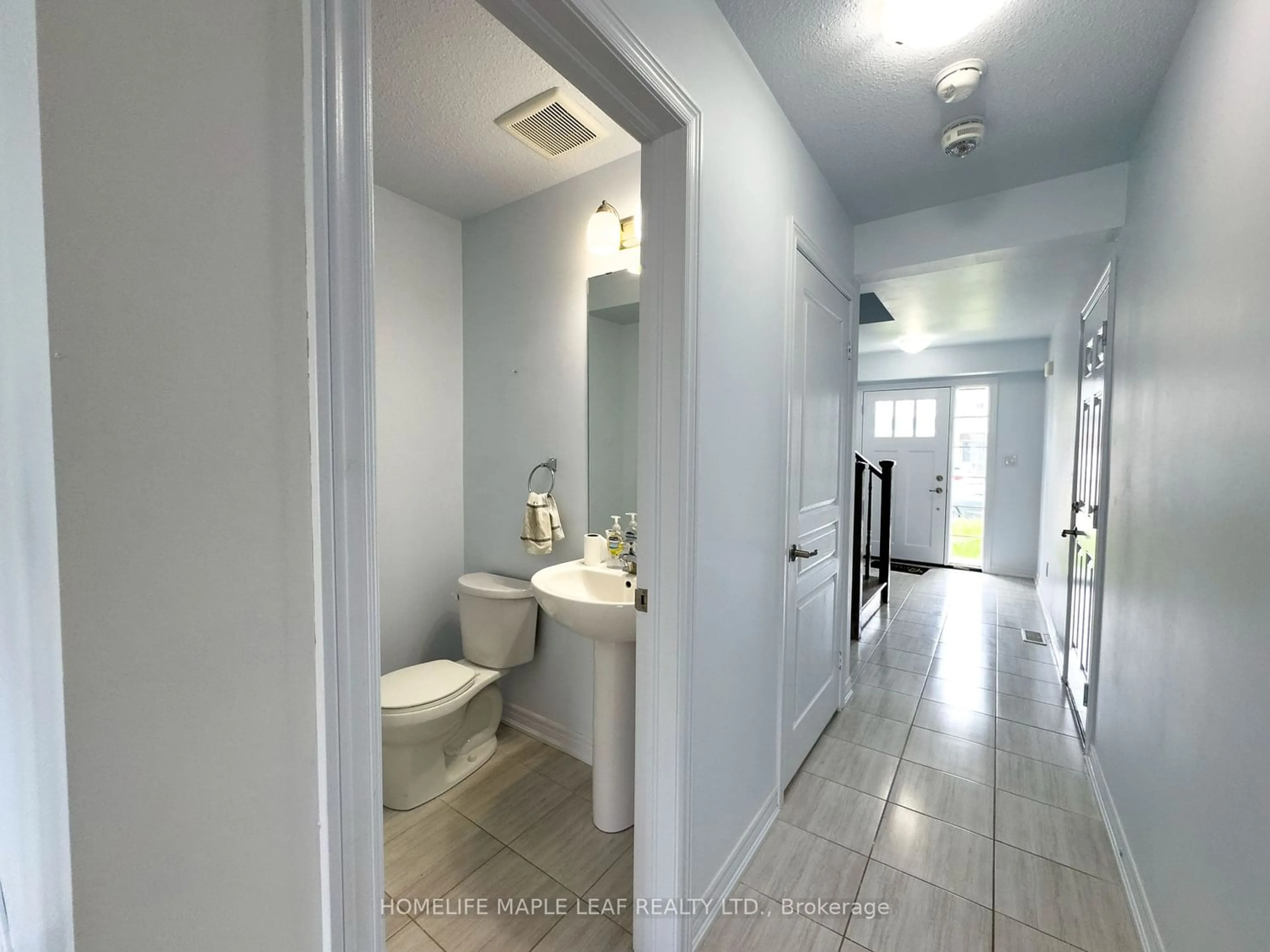 Standard bathroom for 136 Monarch St, Welland Ontario L3C 0G6
