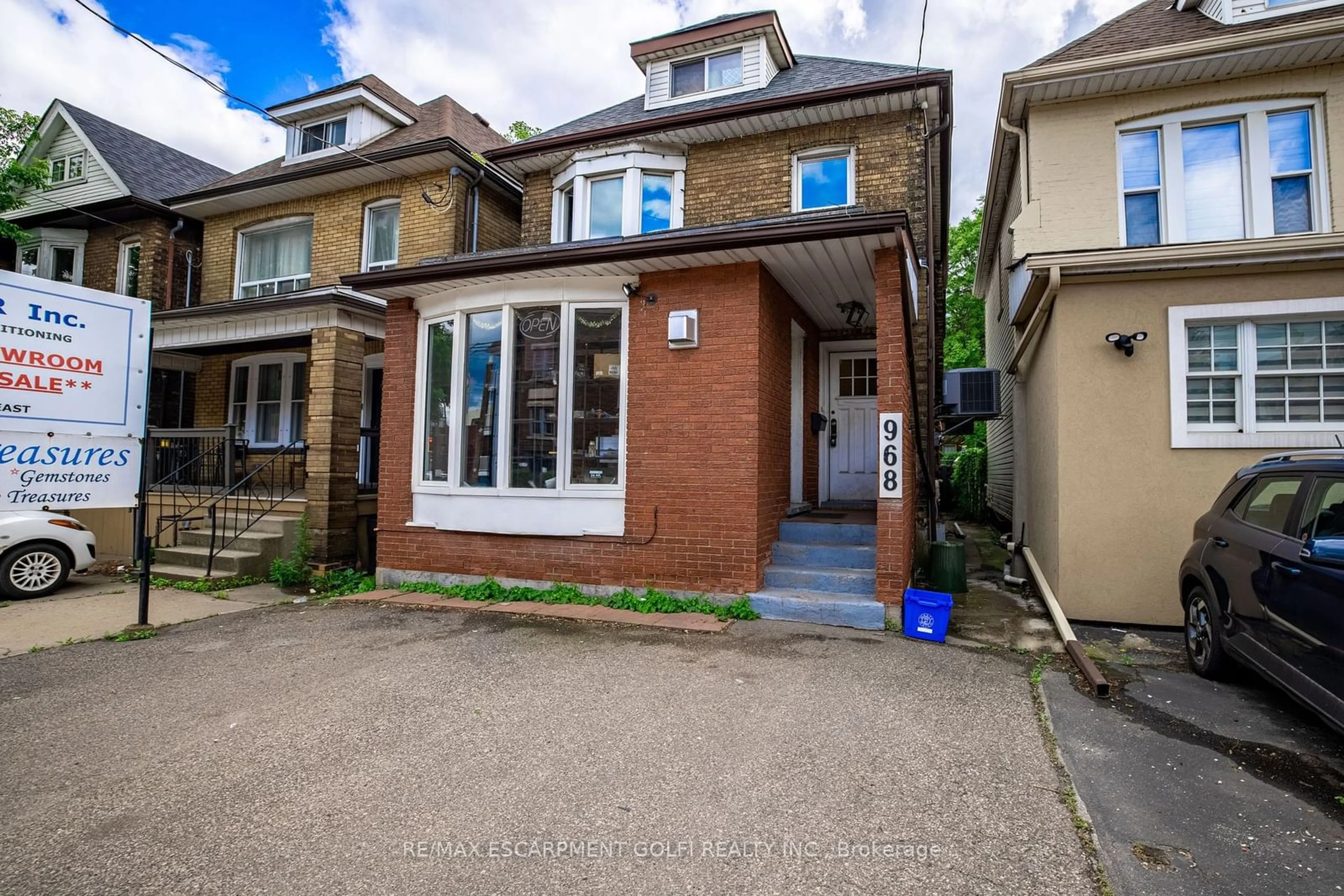 Outside view for 968 Main St, Hamilton Ontario L8M 1M8