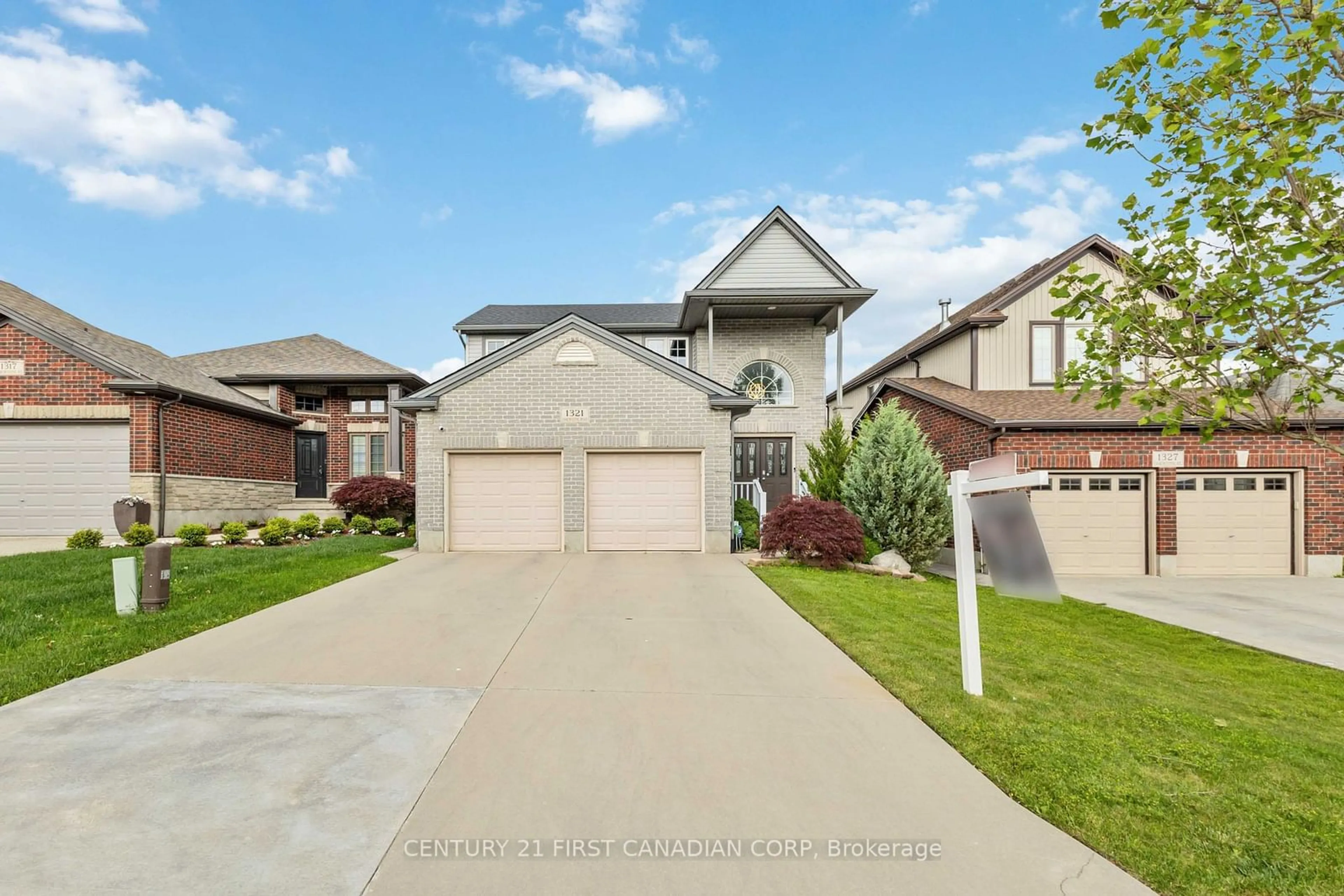 Frontside or backside of a home for 1321 OAKCROSSING Rd, London Ontario N6H 0C1