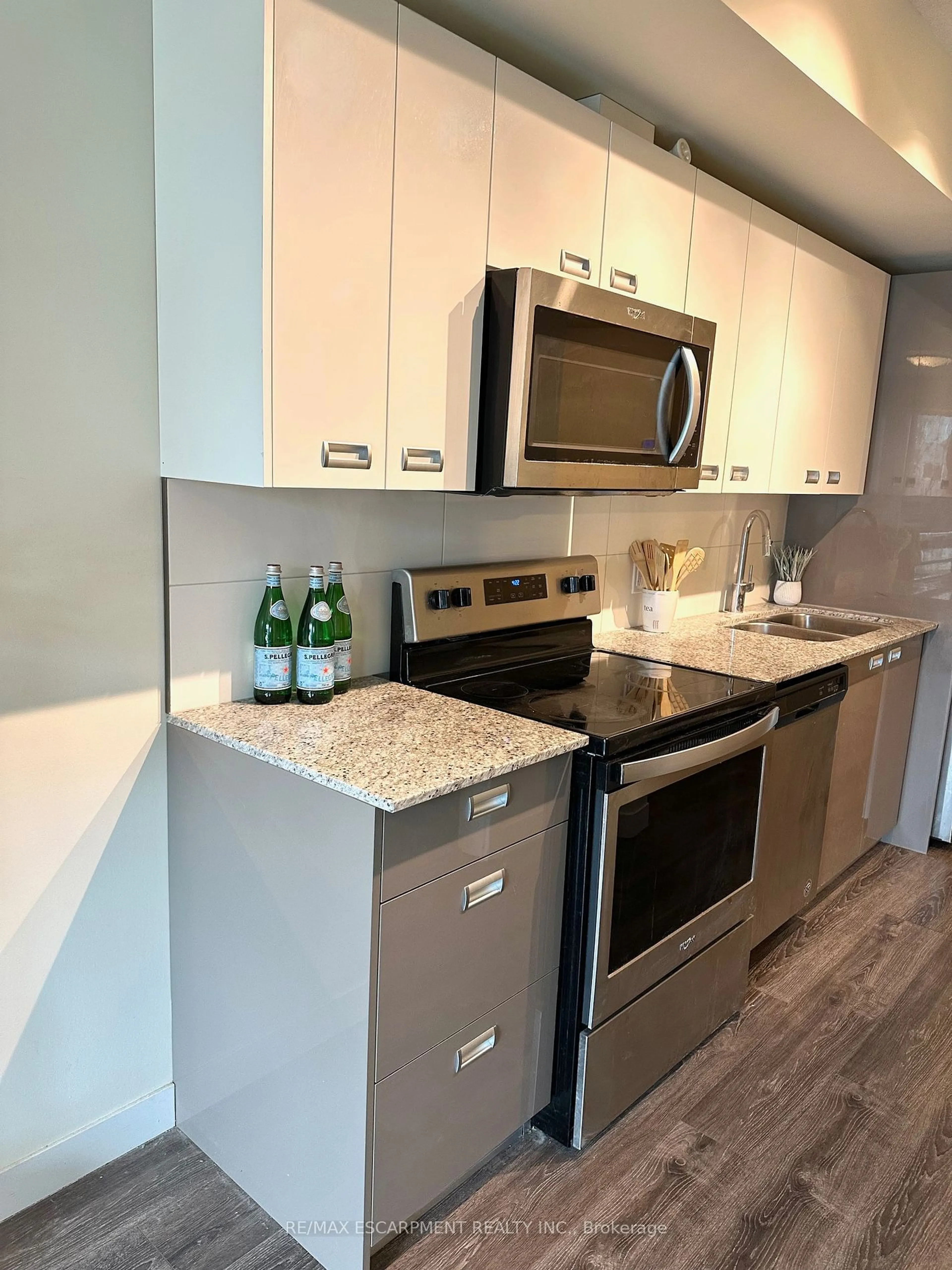 Standard kitchen for 257 Hemlock St #420, Waterloo Ontario N2L 0K2