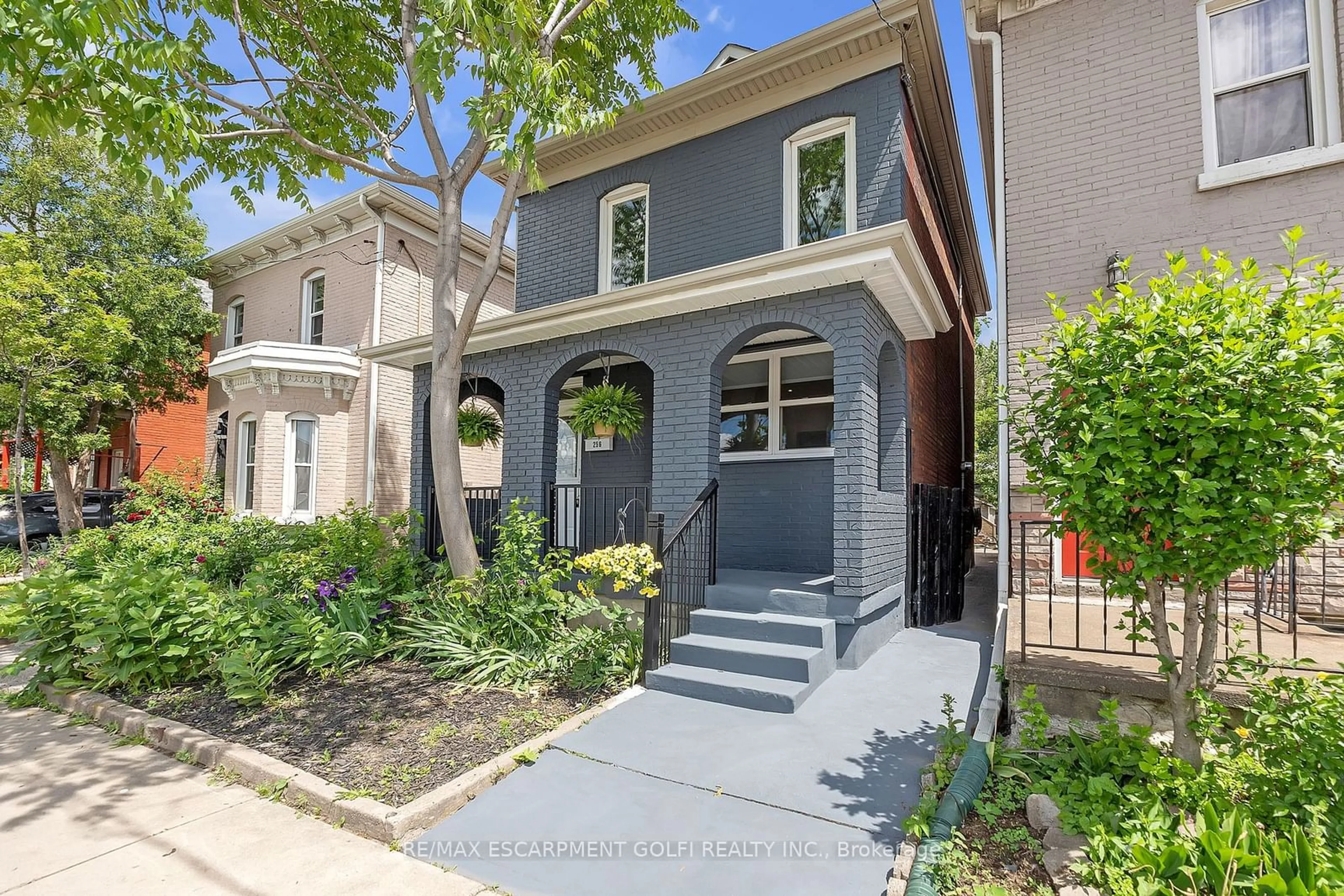 Frontside or backside of a home for 256 Wellington St, Hamilton Ontario L8L 5A8