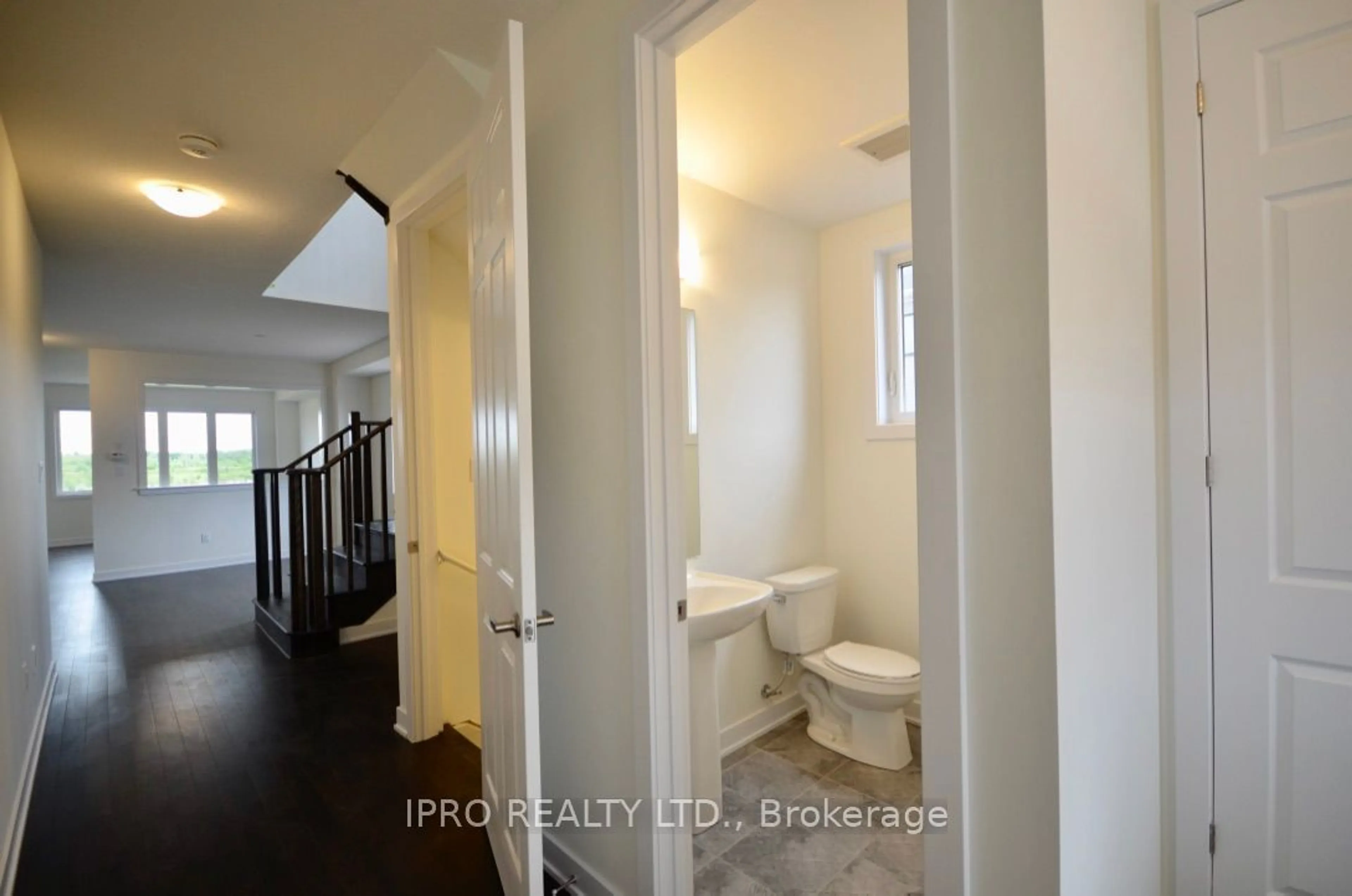 Indoor entryway, wood floors for 166 Aviron Cres, Welland Ontario L3B 0M5