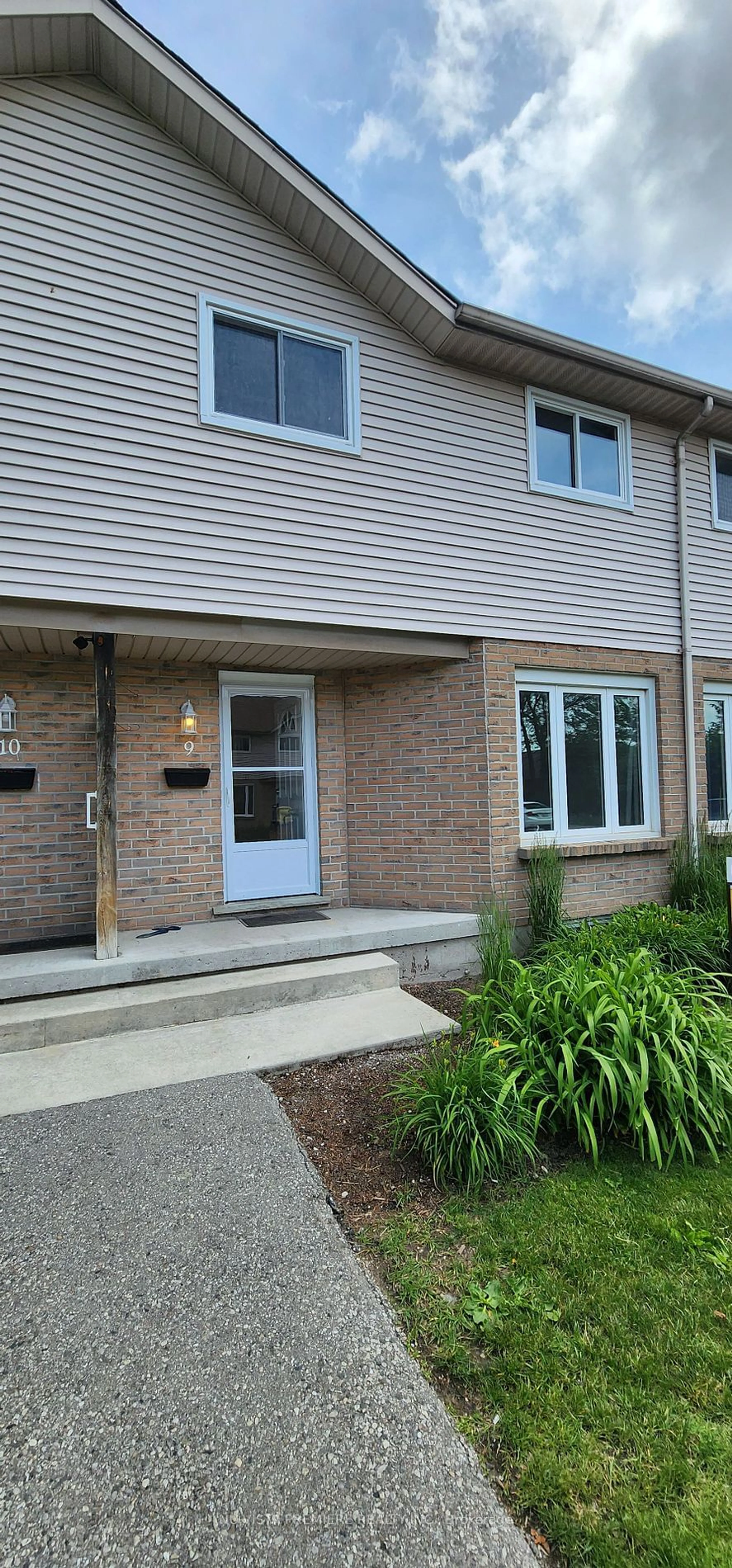 A pic from exterior of the house or condo for 628 Wharncliffe Rd #9, London Ontario N6J 4V6