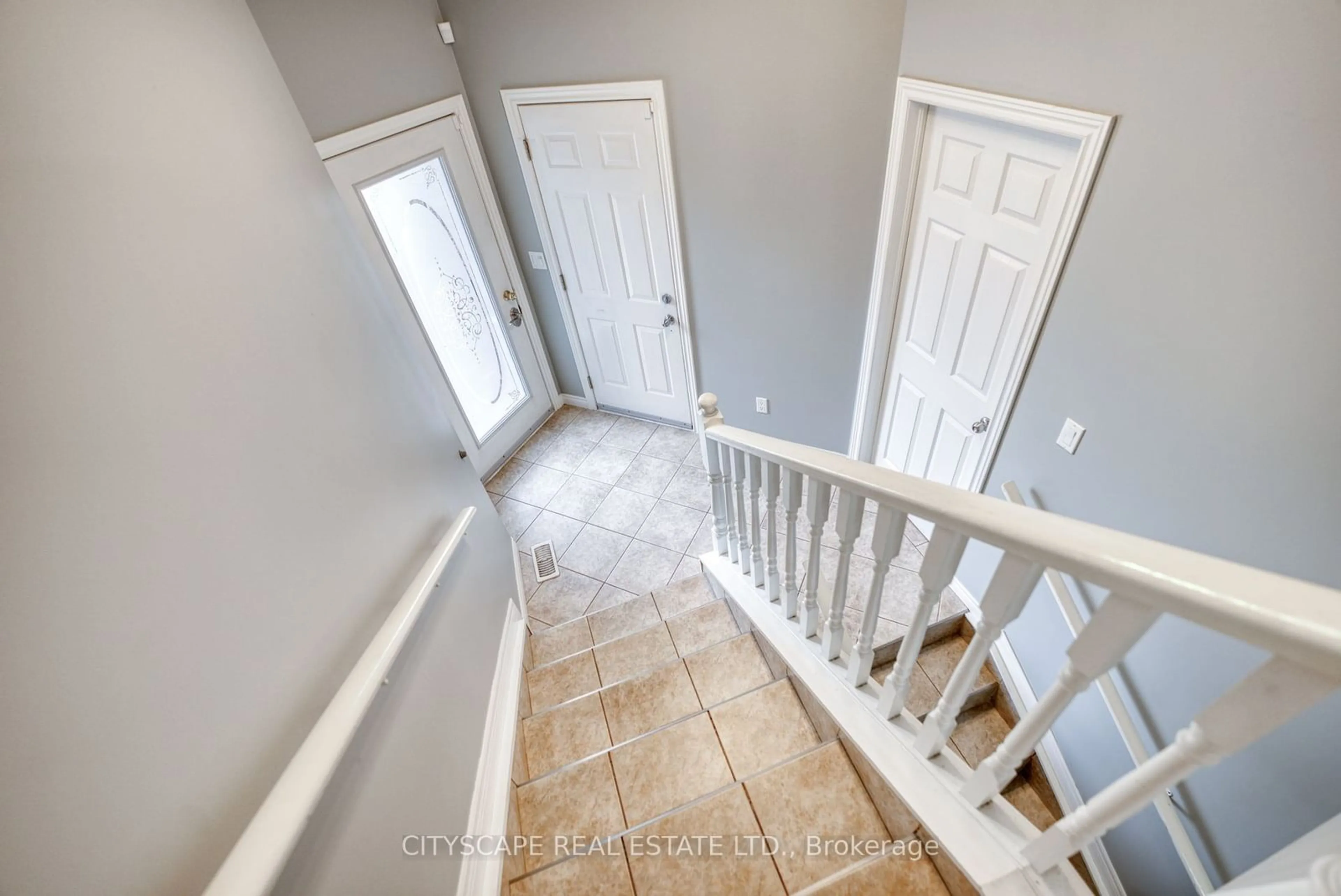 Indoor entryway for 11816 Boulder Cres, Windsor Ontario N8P 1Z8