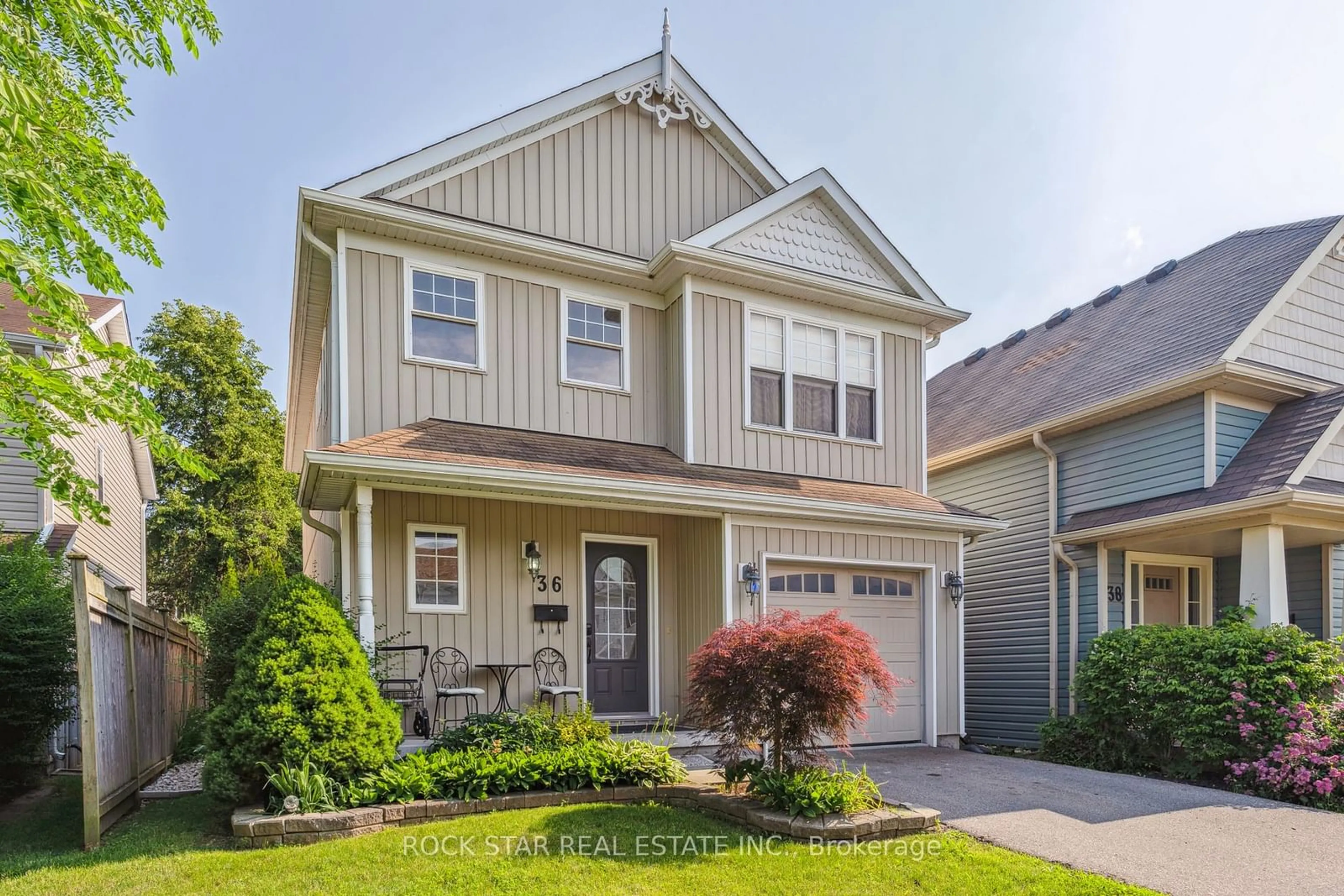 Home with vinyl exterior material for 36 Chicory Cres, St. Catharines Ontario L2R 6K7