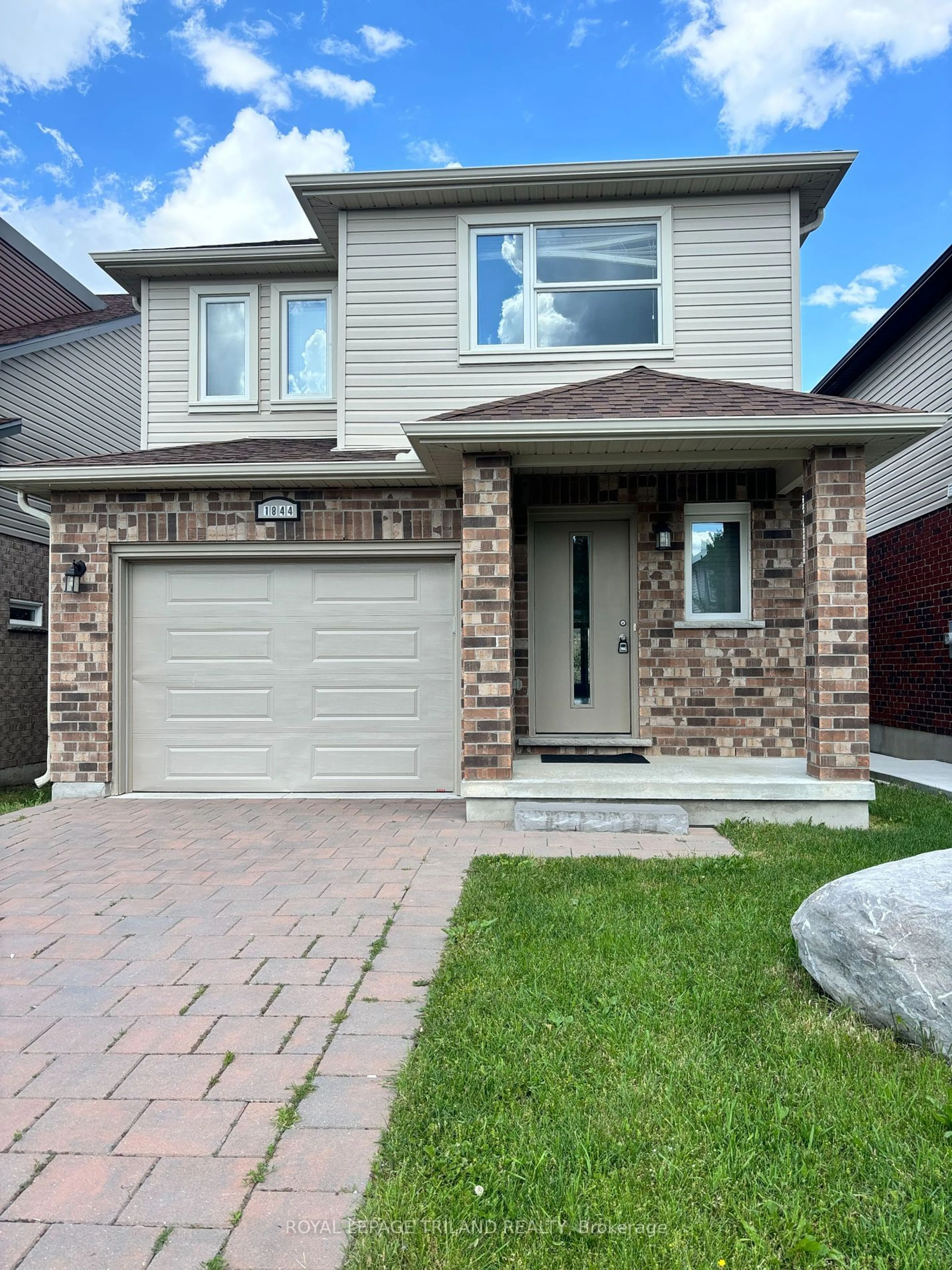 Home with brick exterior material for 1844 Foxridge Cres, London Ontario N7G 5B4