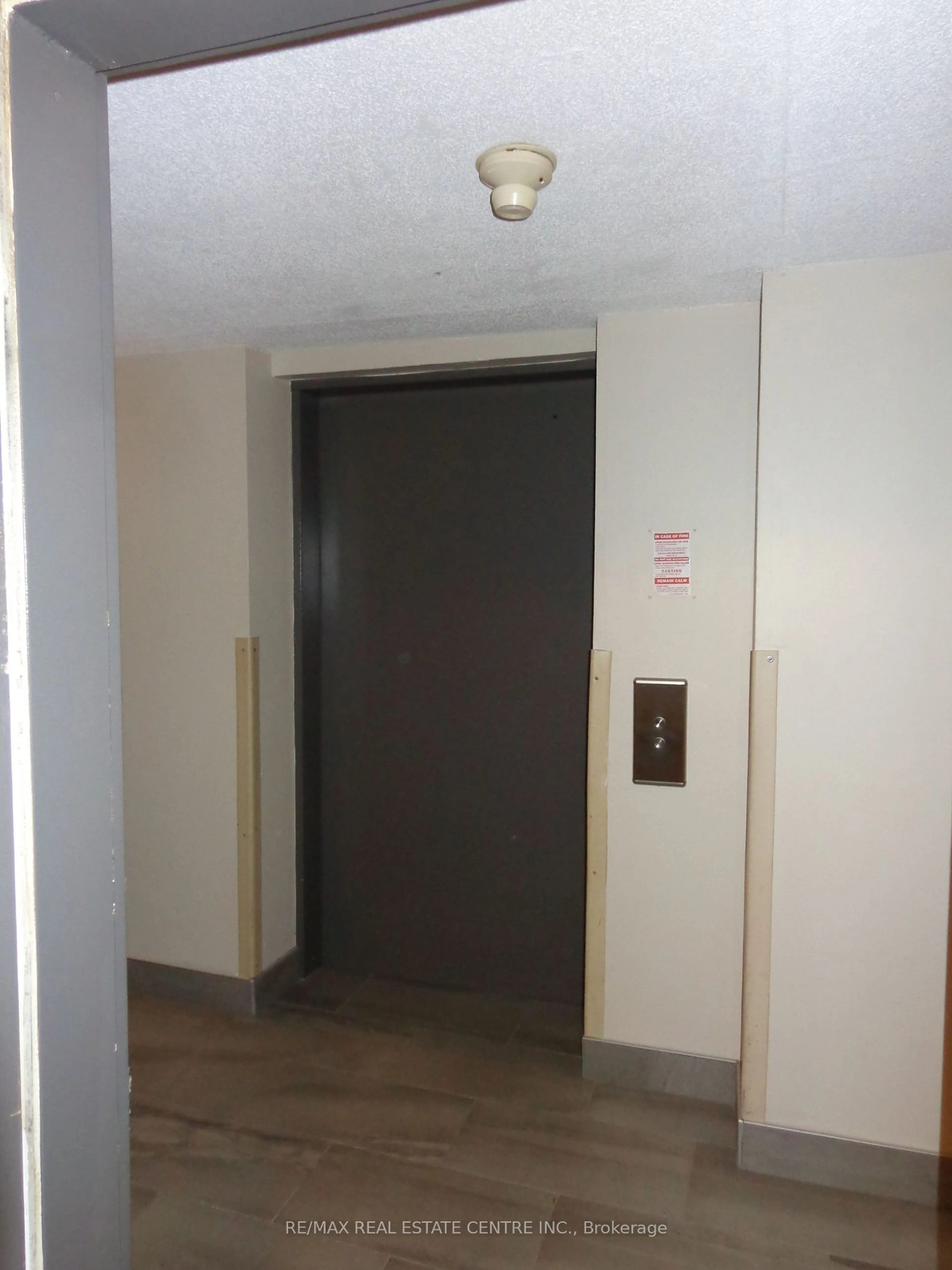 Indoor foyer for 140 CONWAY Dr #25, London Ontario N6E 3N2