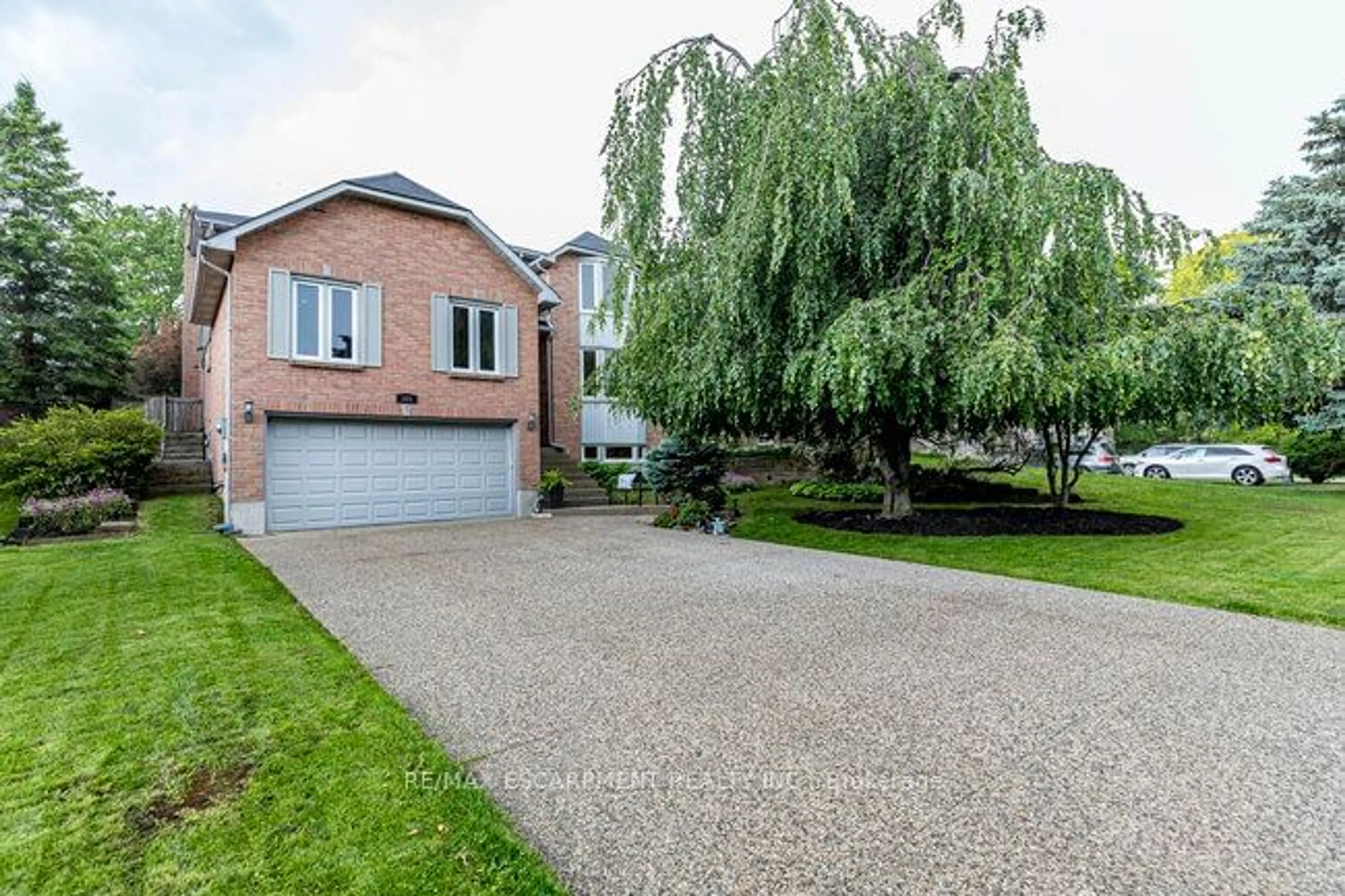 Frontside or backside of a home for 203 Bluebell Cres, Hamilton Ontario L9K 1B9