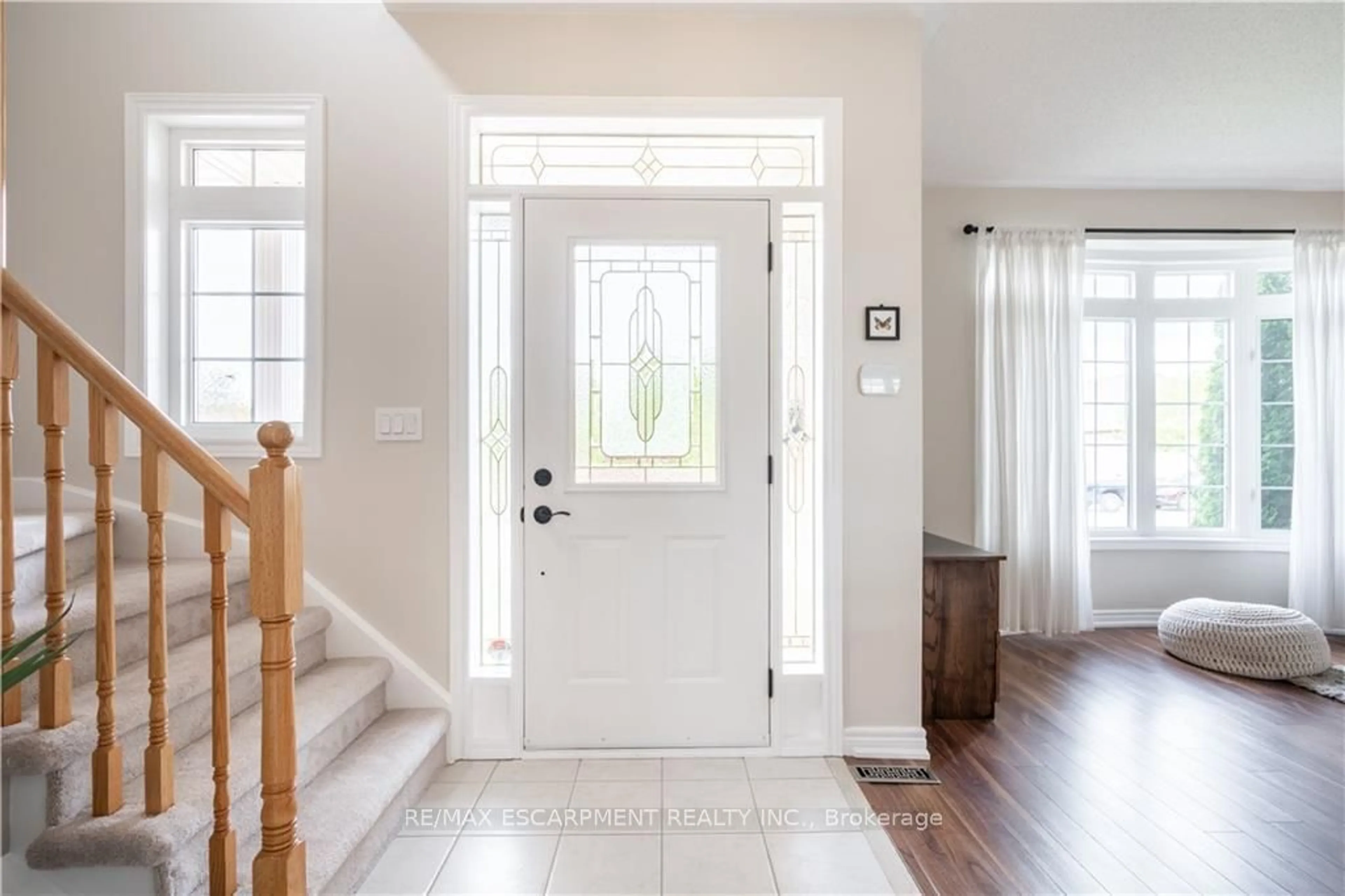 Indoor entryway for 4860 Nesbitt St, Lincoln Ontario L3J 0G3