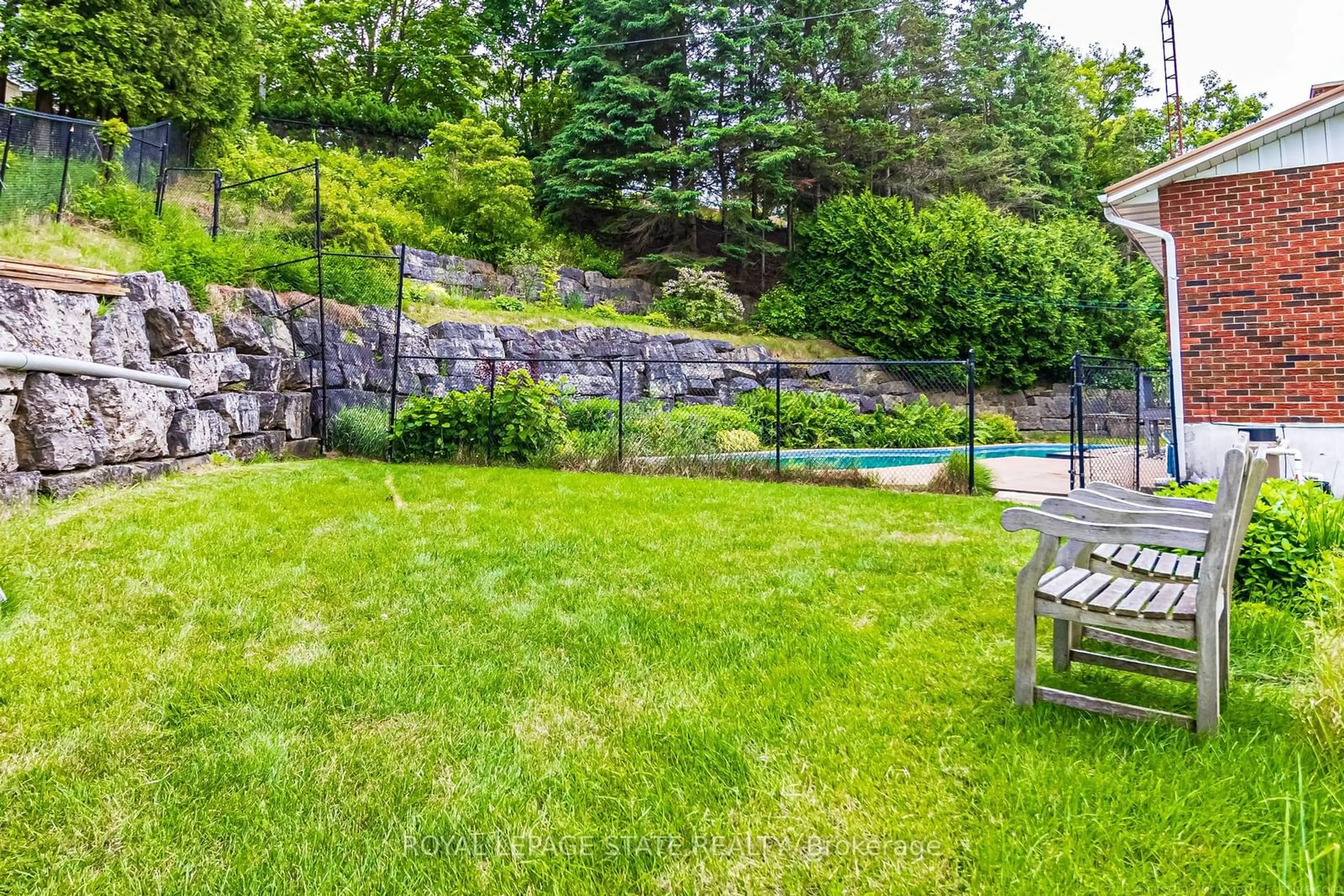 Indoor or outdoor pool for 640 Governors Rd, Hamilton Ontario L9H 5E3