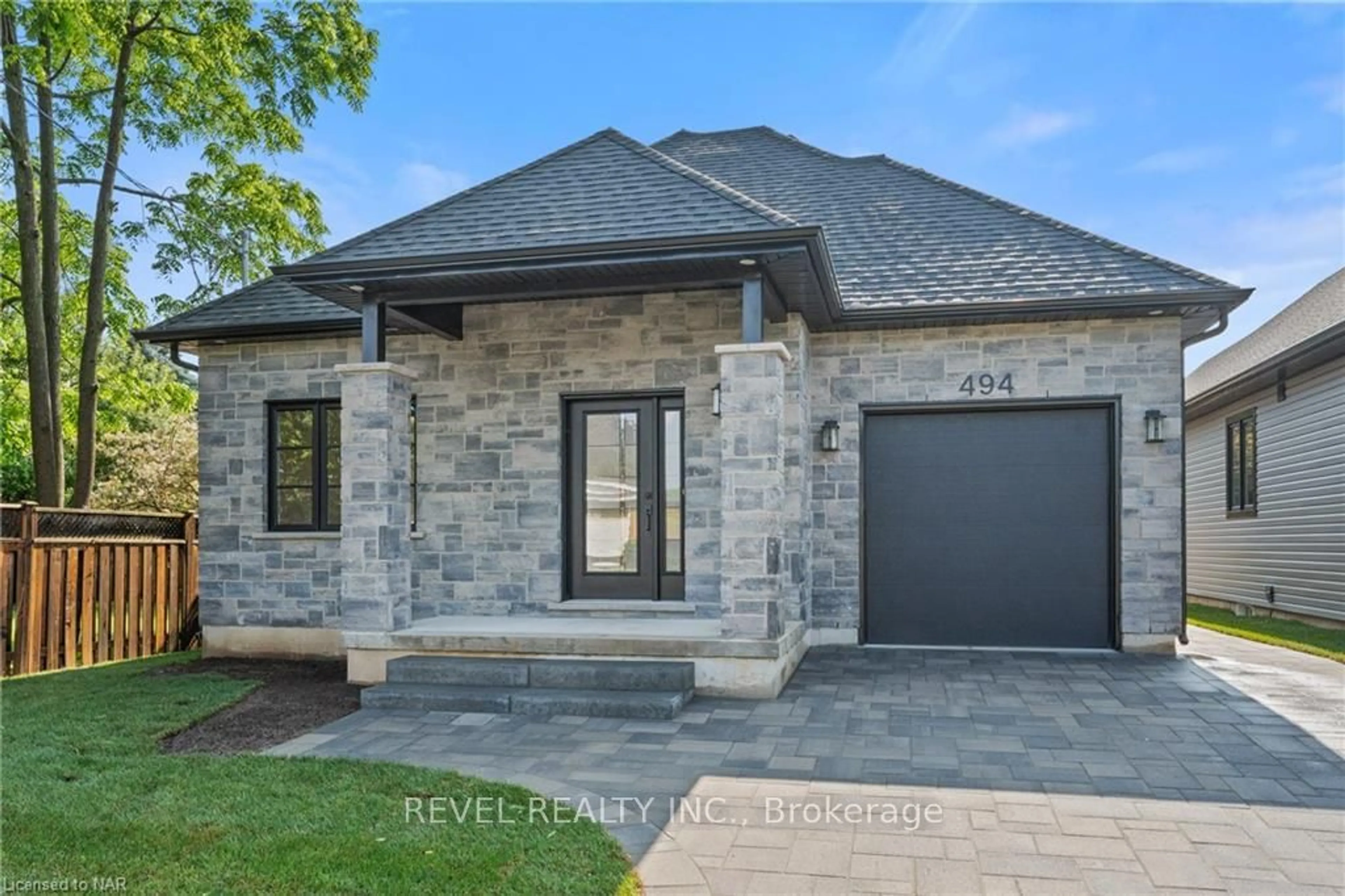 Home with brick exterior material for 494 Vine St, St. Catharines Ontario L2M 3T6