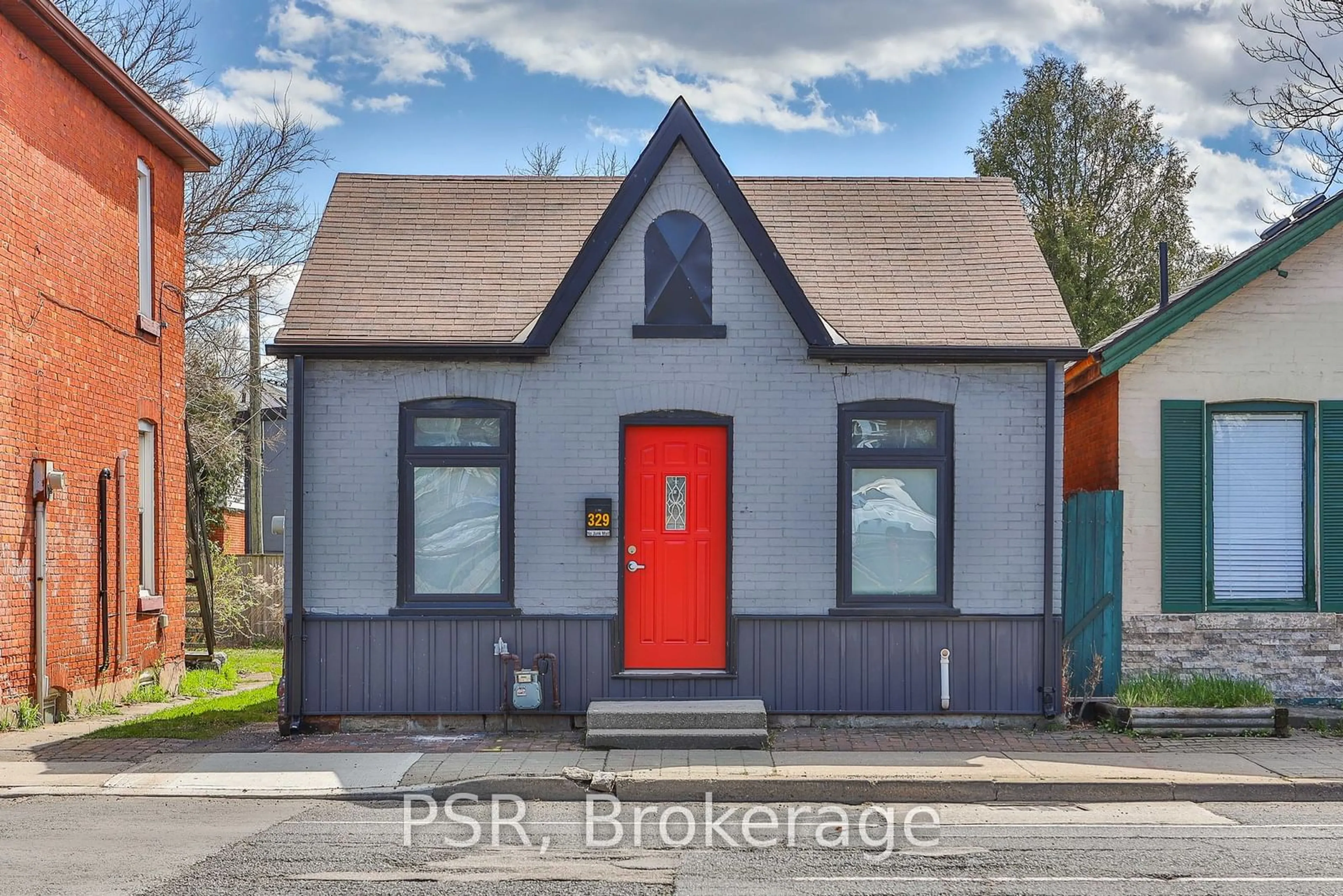 Frontside or backside of a home for 329 Main St, Hamilton Ontario L8P 1K1