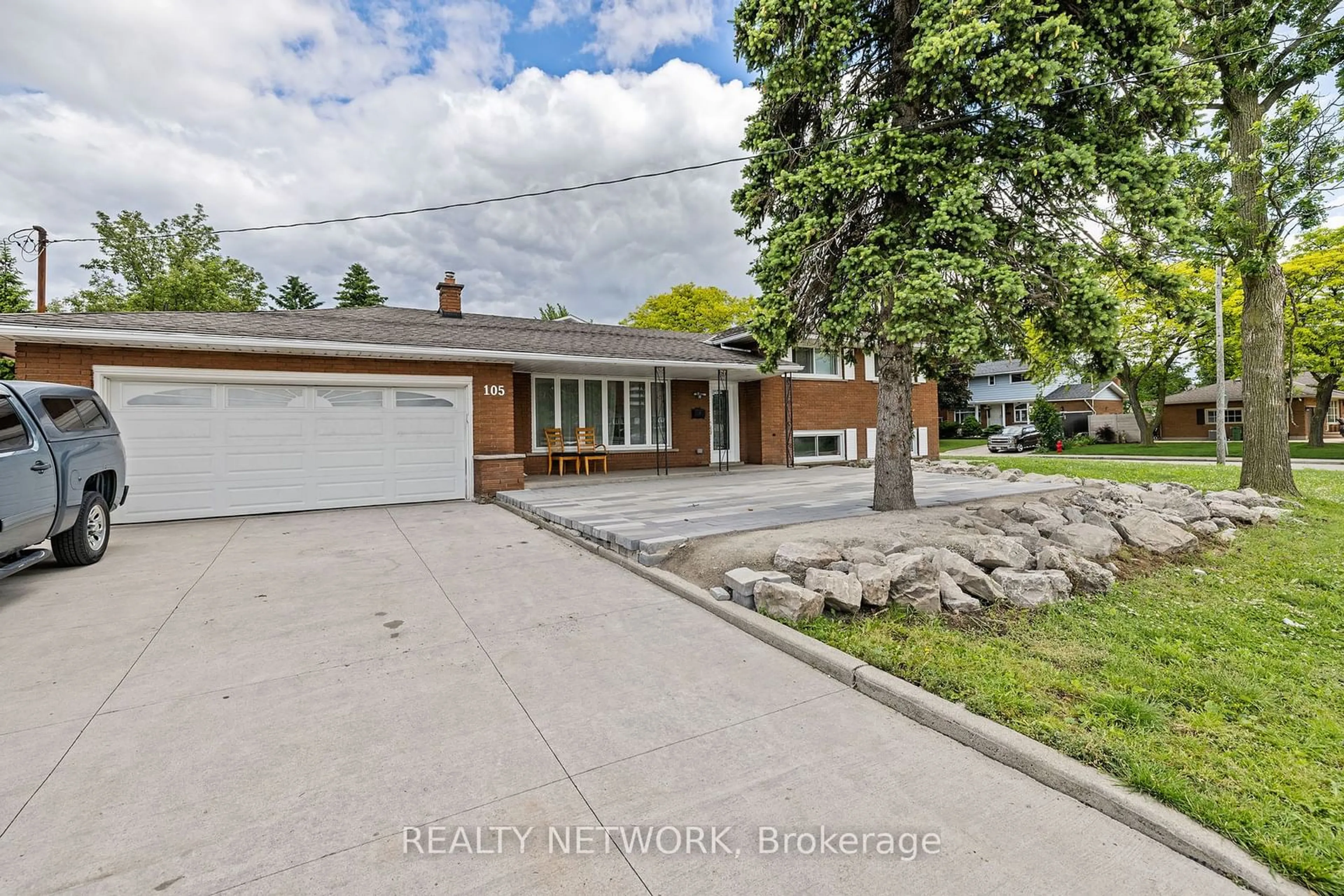 Frontside or backside of a home for 105 Princeton Dr, Hamilton Ontario L8T 4B5