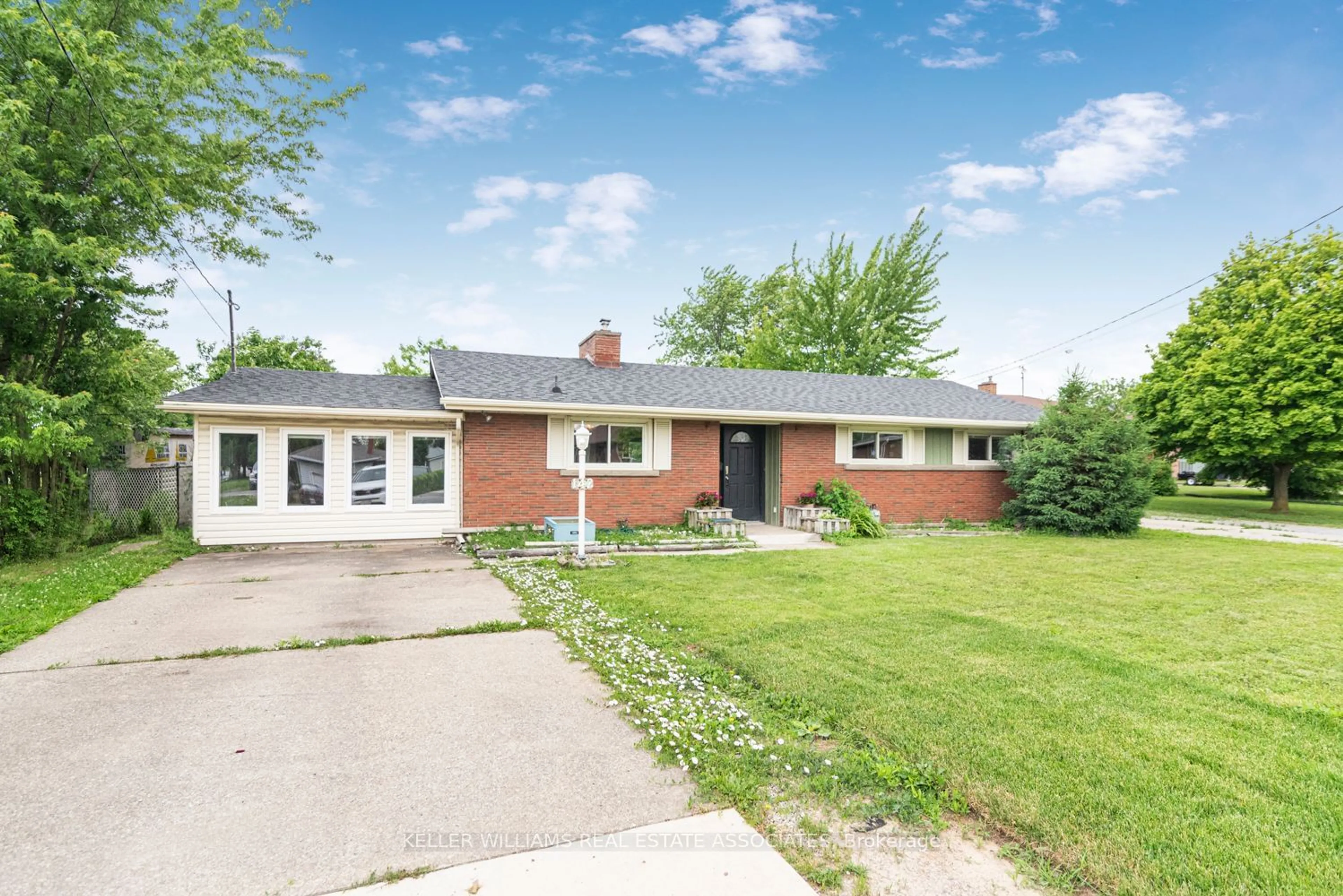 Home with brick exterior material for 142 St Davids Rd, St. Catharines Ontario L2T 1R1