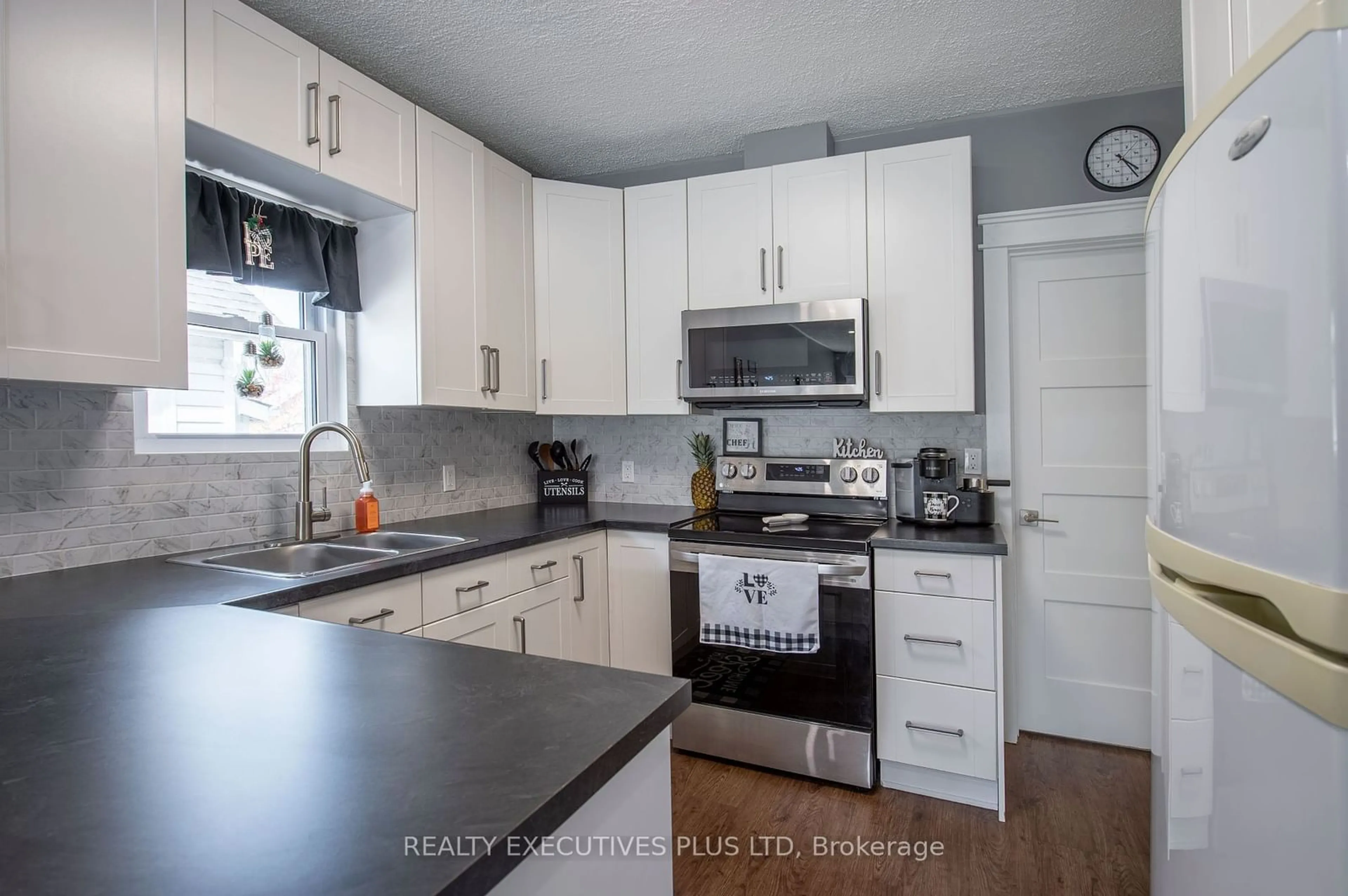 Standard kitchen for 14 Page St, St. Catharines Ontario L2R 4A3