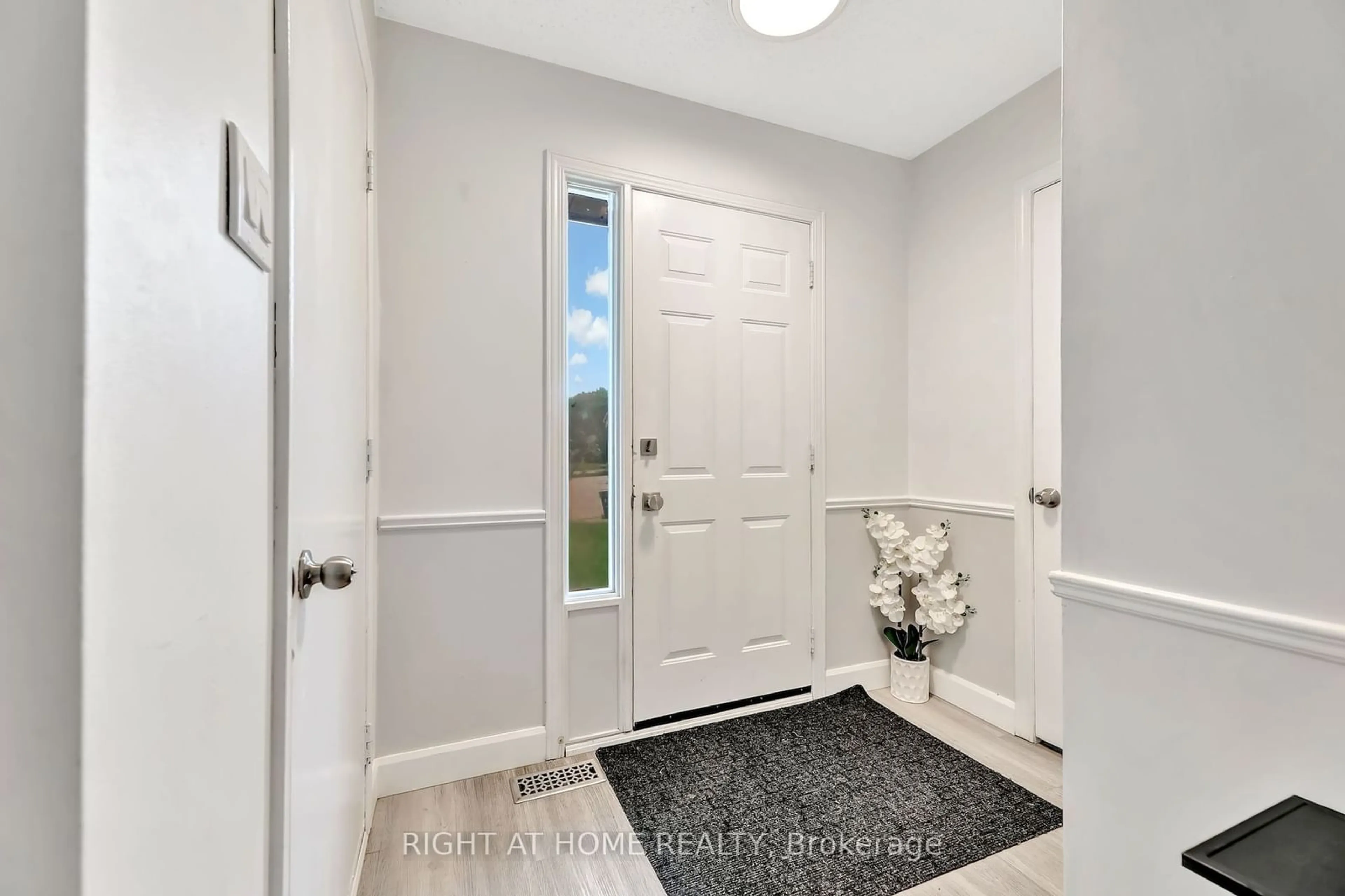 Indoor entryway for 16 Laurelwood Crt, Guelph Ontario N1G 4E9