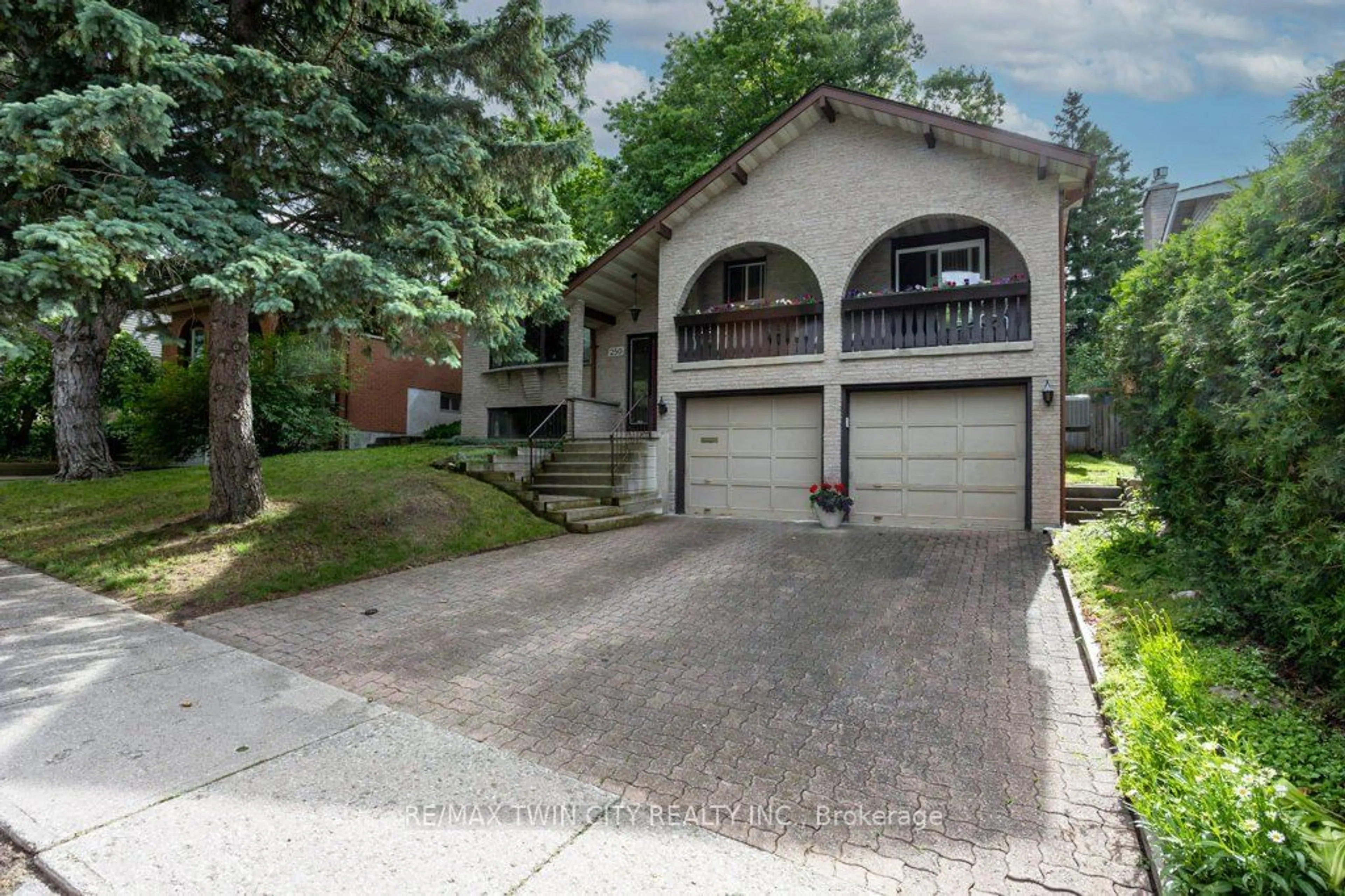 Frontside or backside of a home for 250 Southwood Dr, Kitchener Ontario N2E 2B1